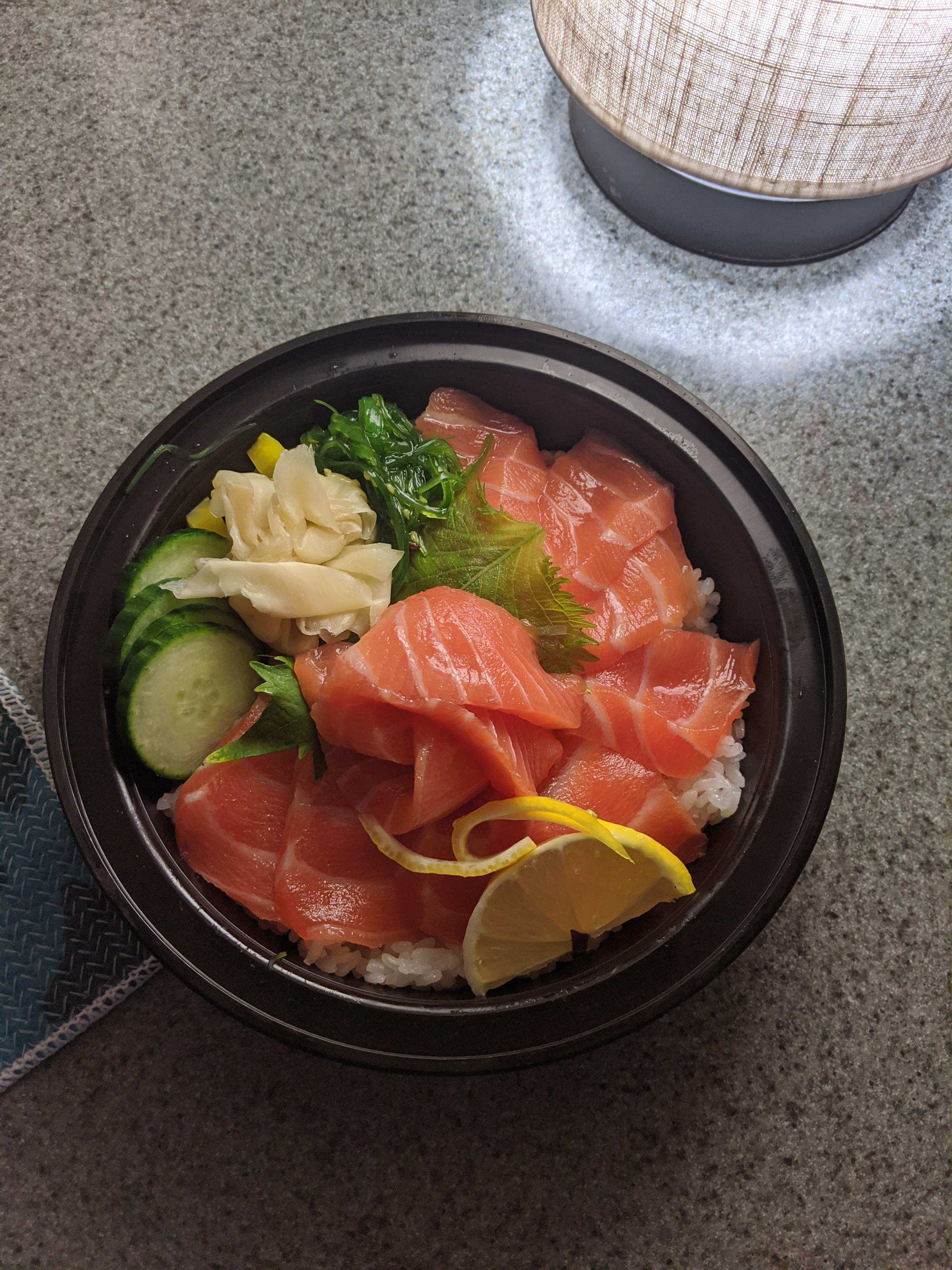 Dinner last night Sake(Salmon) Sashimi donburi r/JapaneseFood