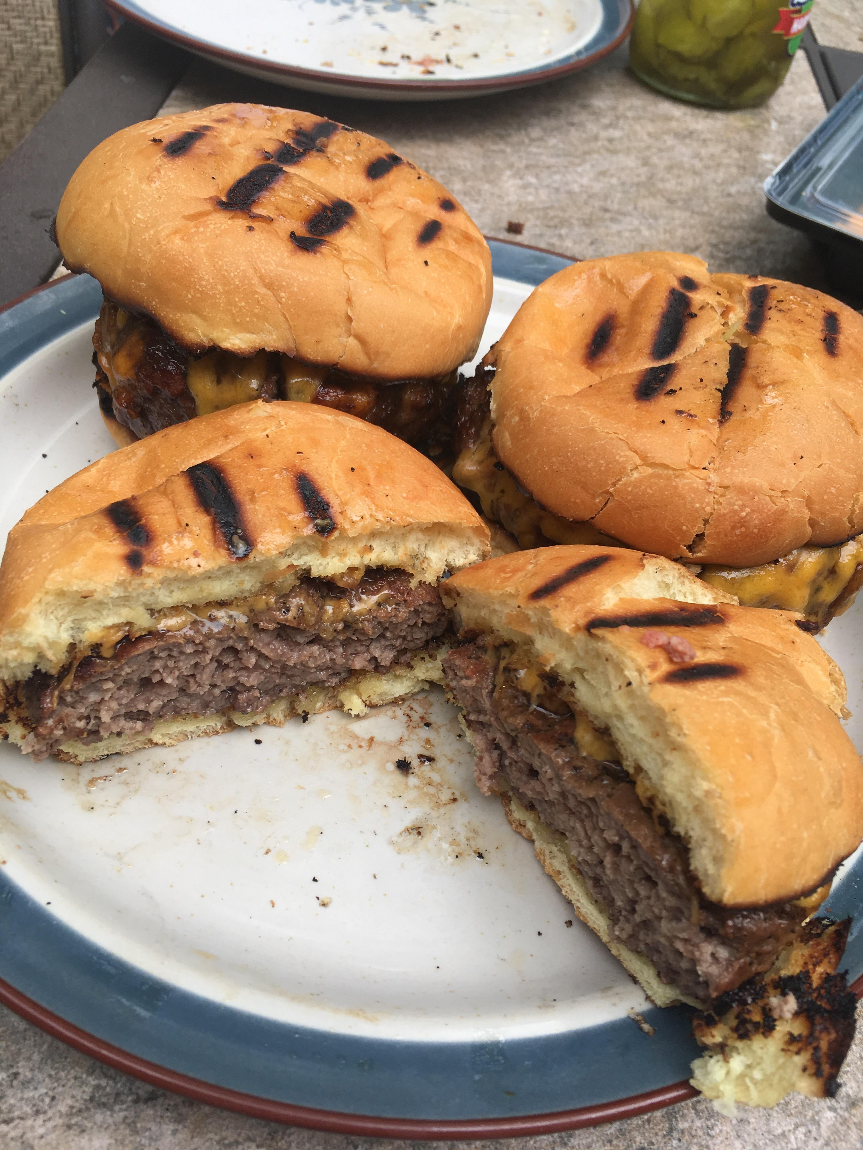 [Homemade] Grilled burgers by the pool r/food