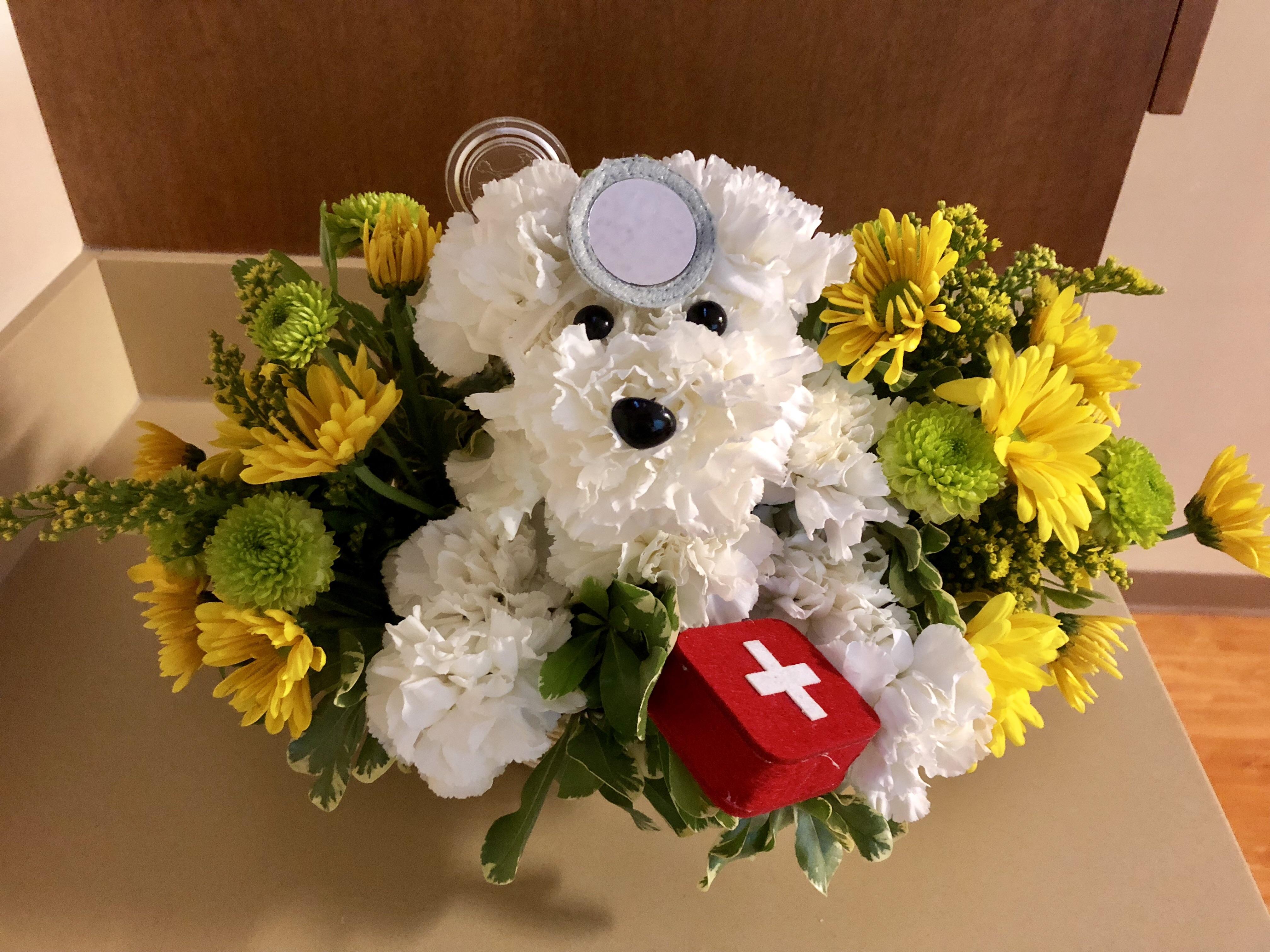 Cute puppy flower arrangement I received while in the hospital 🐶 r/aww