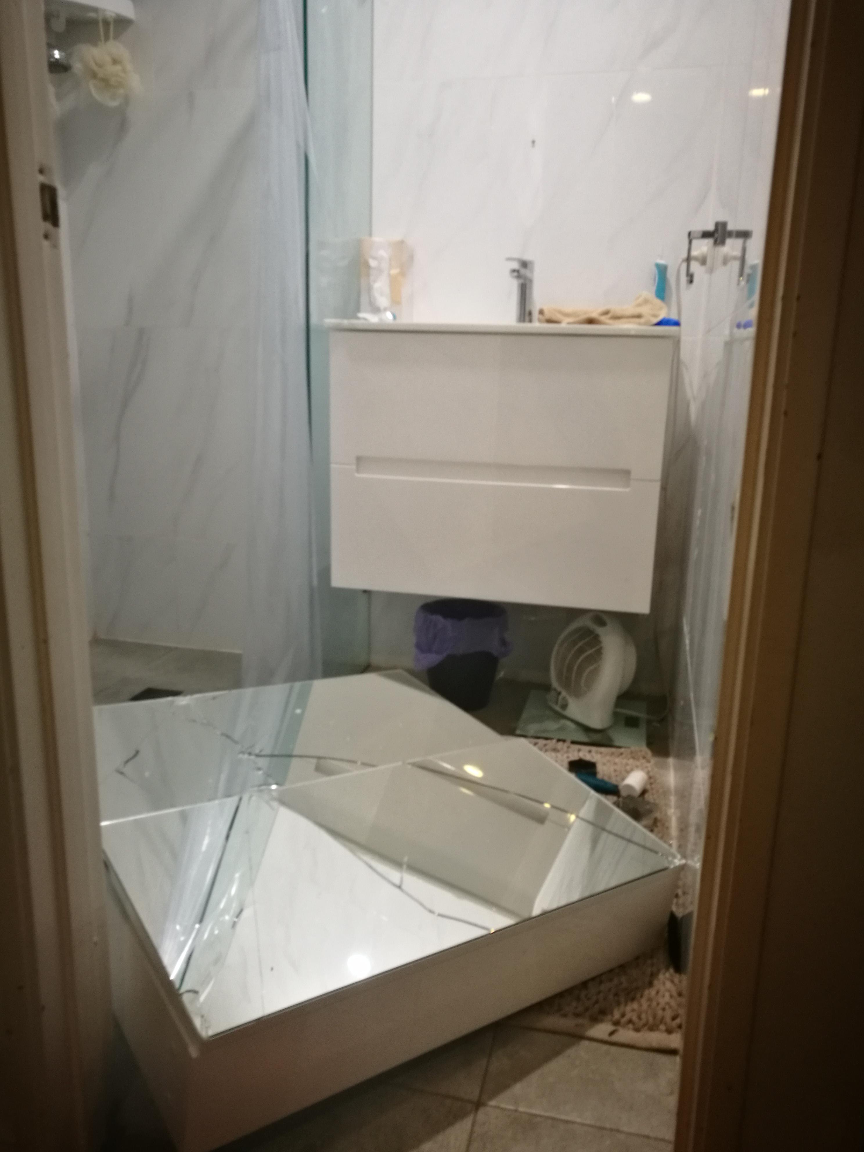 Mums bathroom fell off... I'm home alone and have to clean it up 😖😞😞😖 r/Wellthatsucks