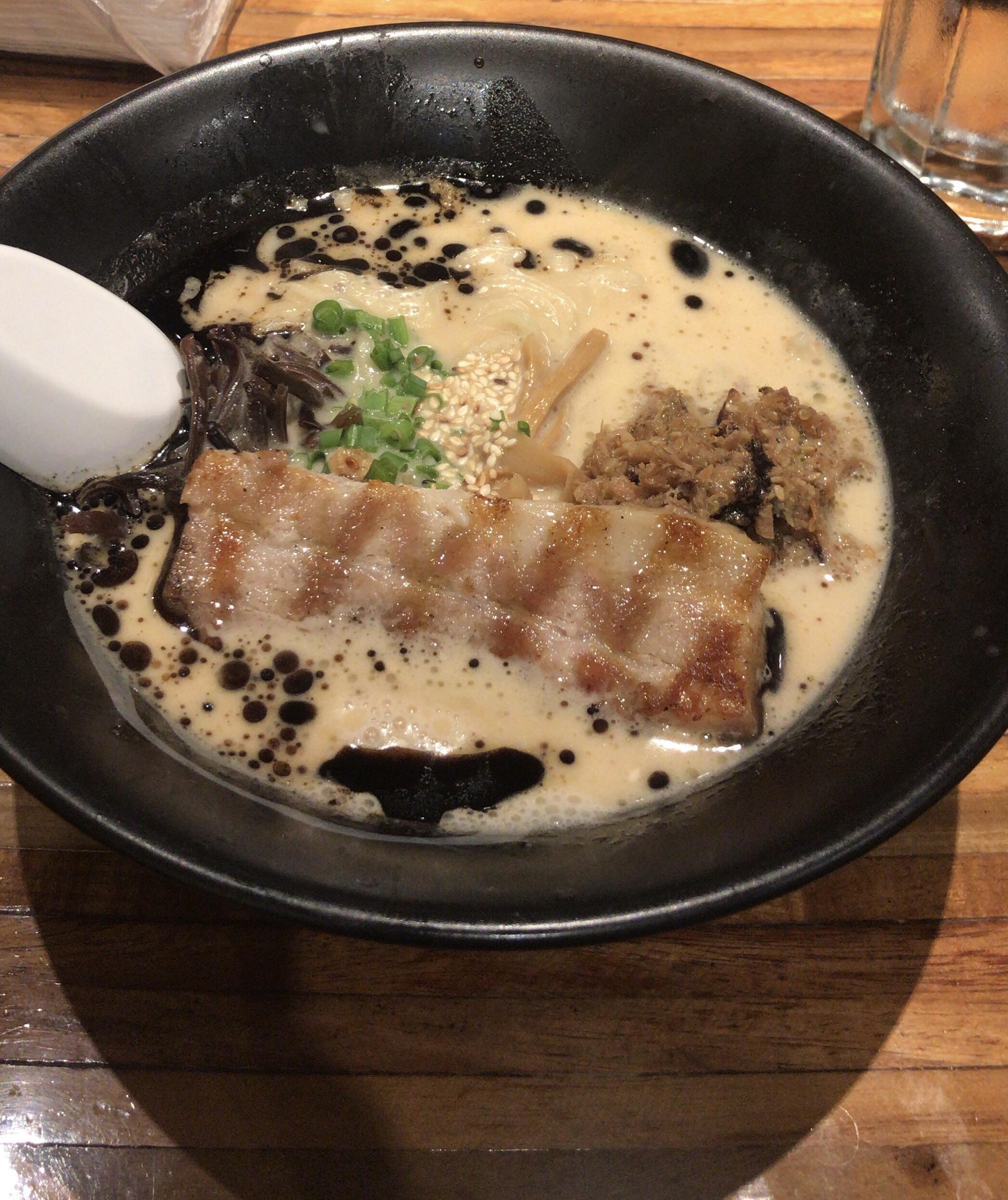 Creamy, rich tonkotsu ramen with black garlic oil r/FoodPorn