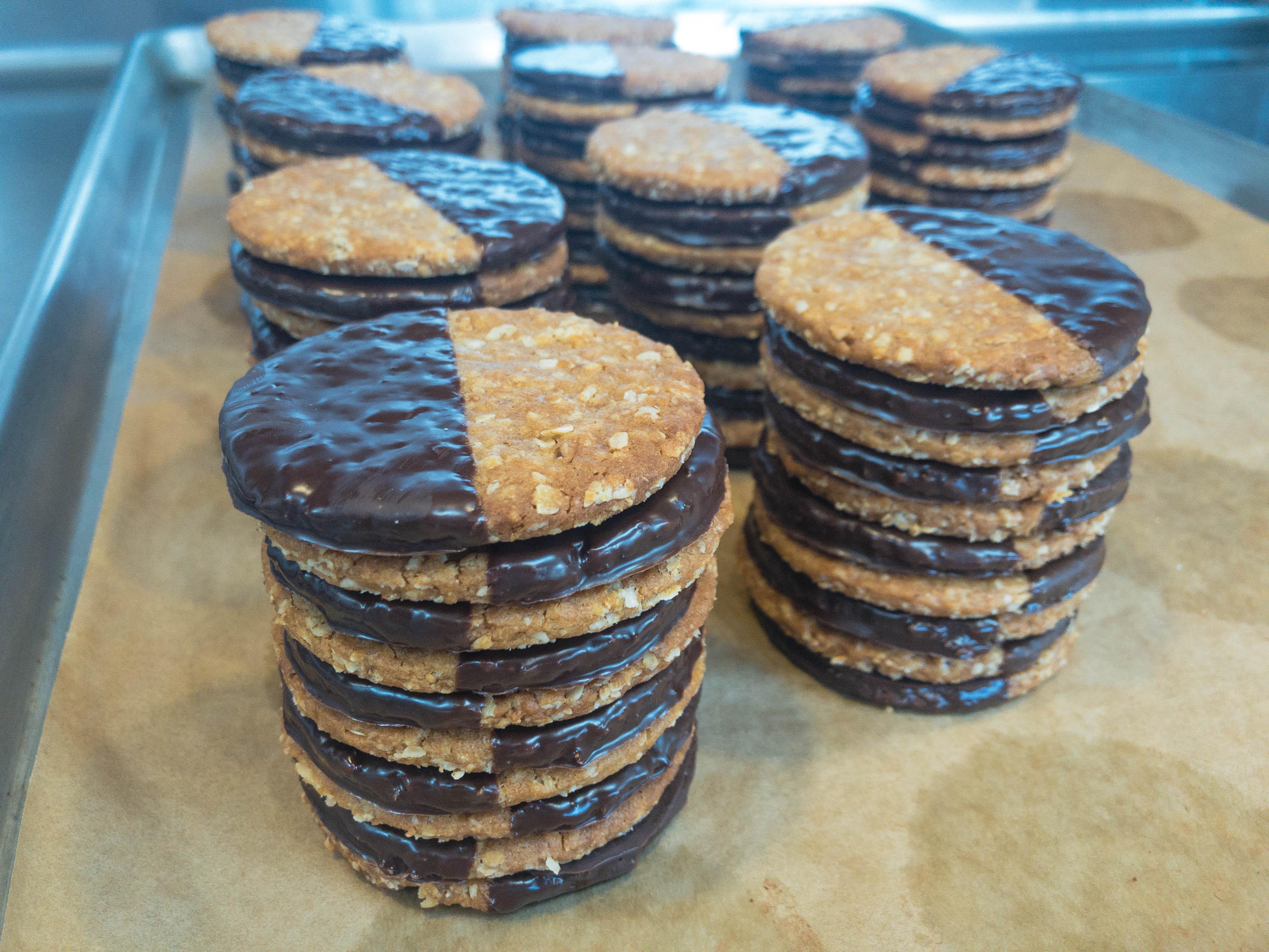 [Pro/Chef] Dark Chocolate "Hobnob" Oat cookies r/food