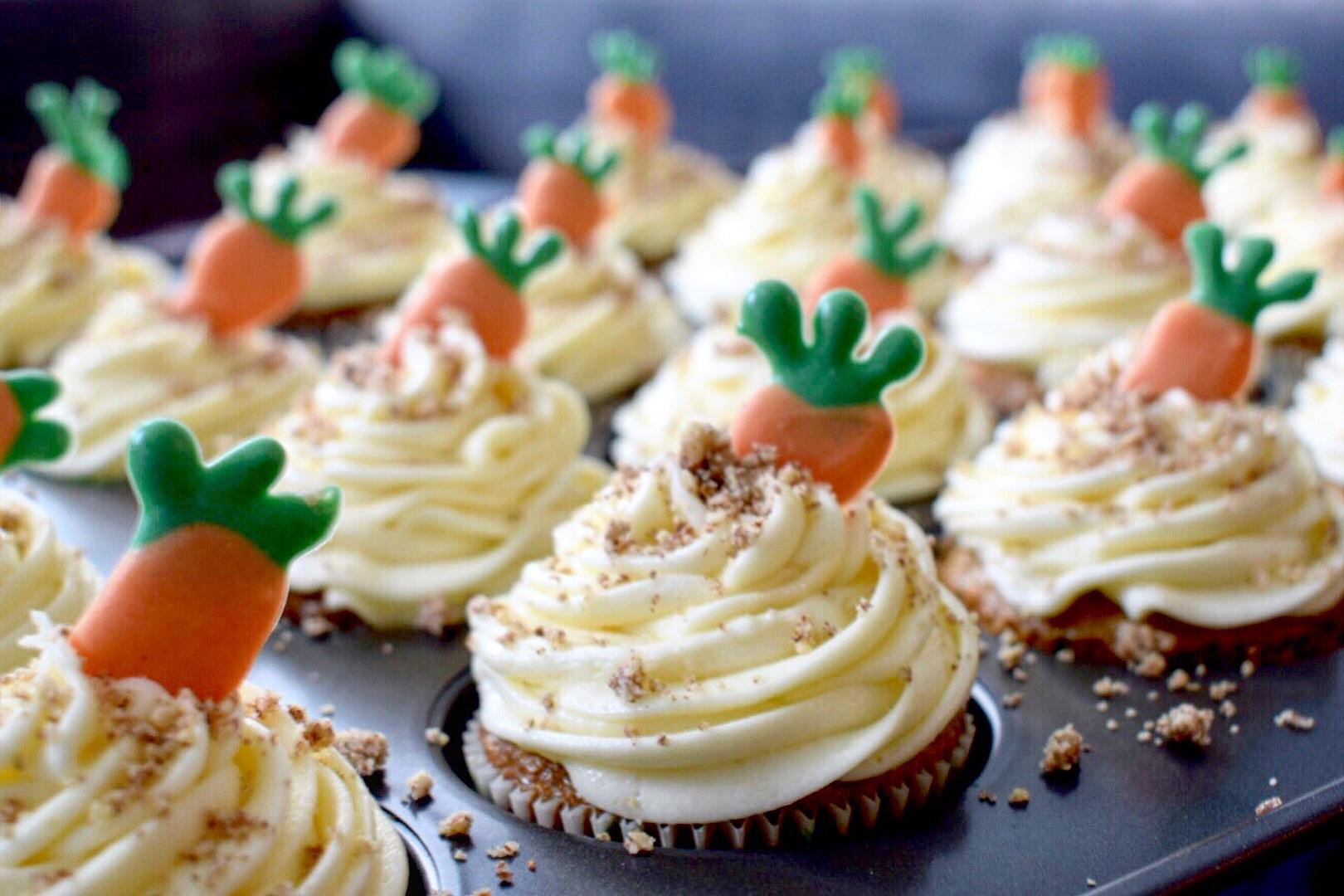 [Homemade] Carrot cake cupcakes with vanilla buttercream, pecan topping