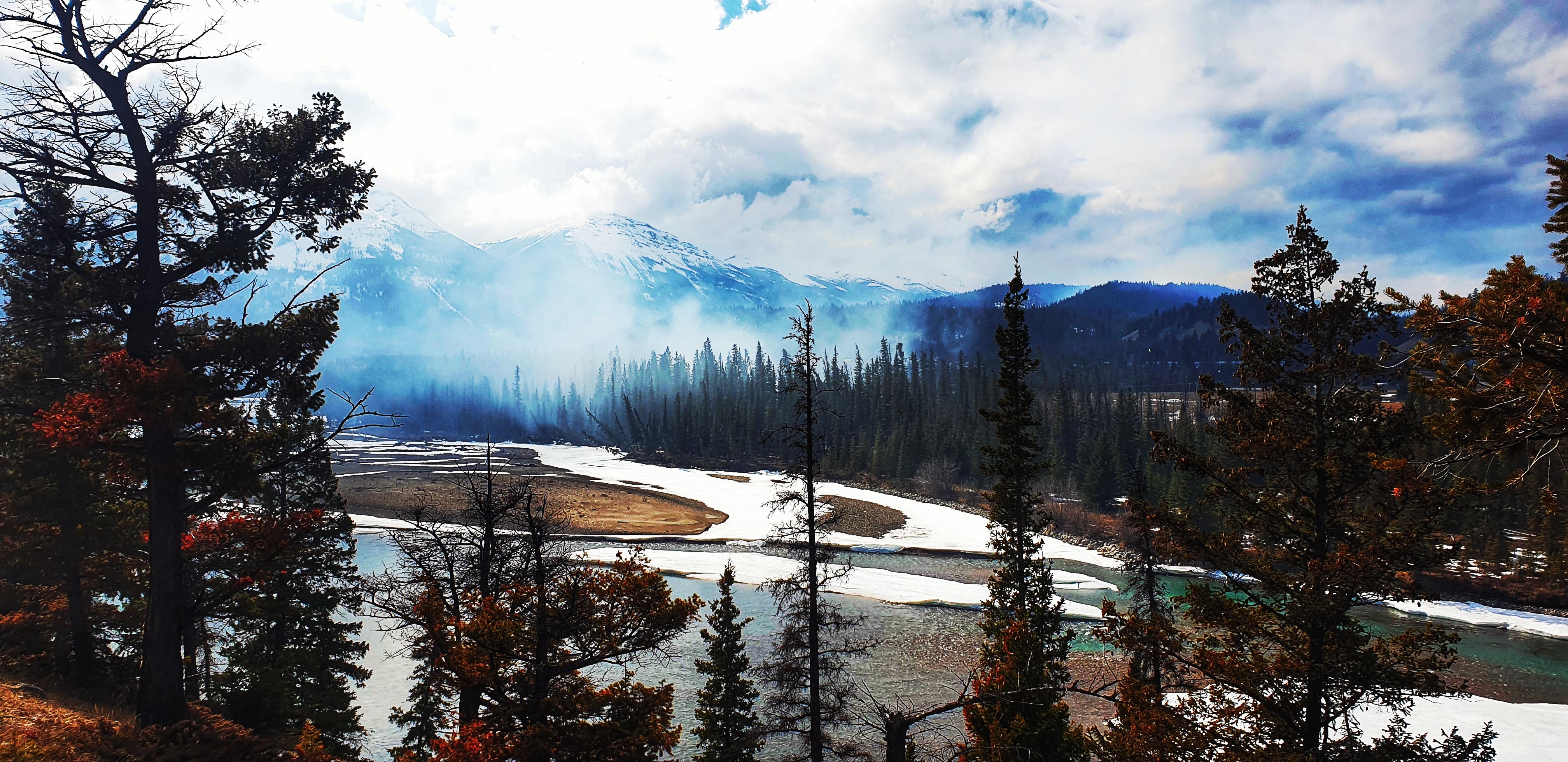 Smoke along the water in Jasper, Jasper National Park. [4032x1960][OC] r/EarthPorn