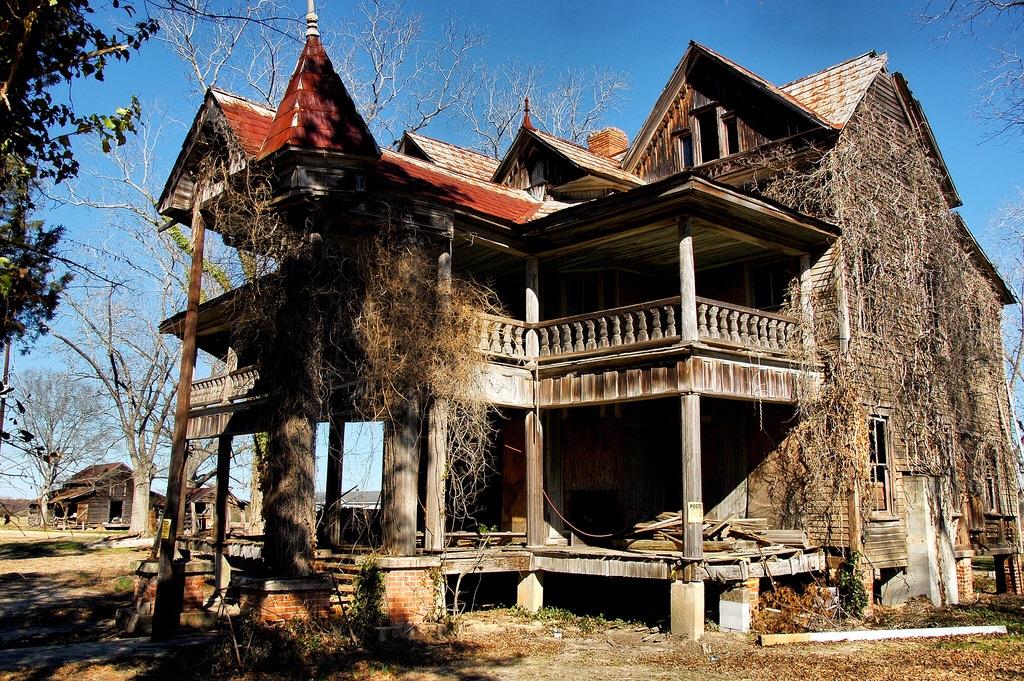 The abandoned Harville House was built in 1894 at Statesboro,