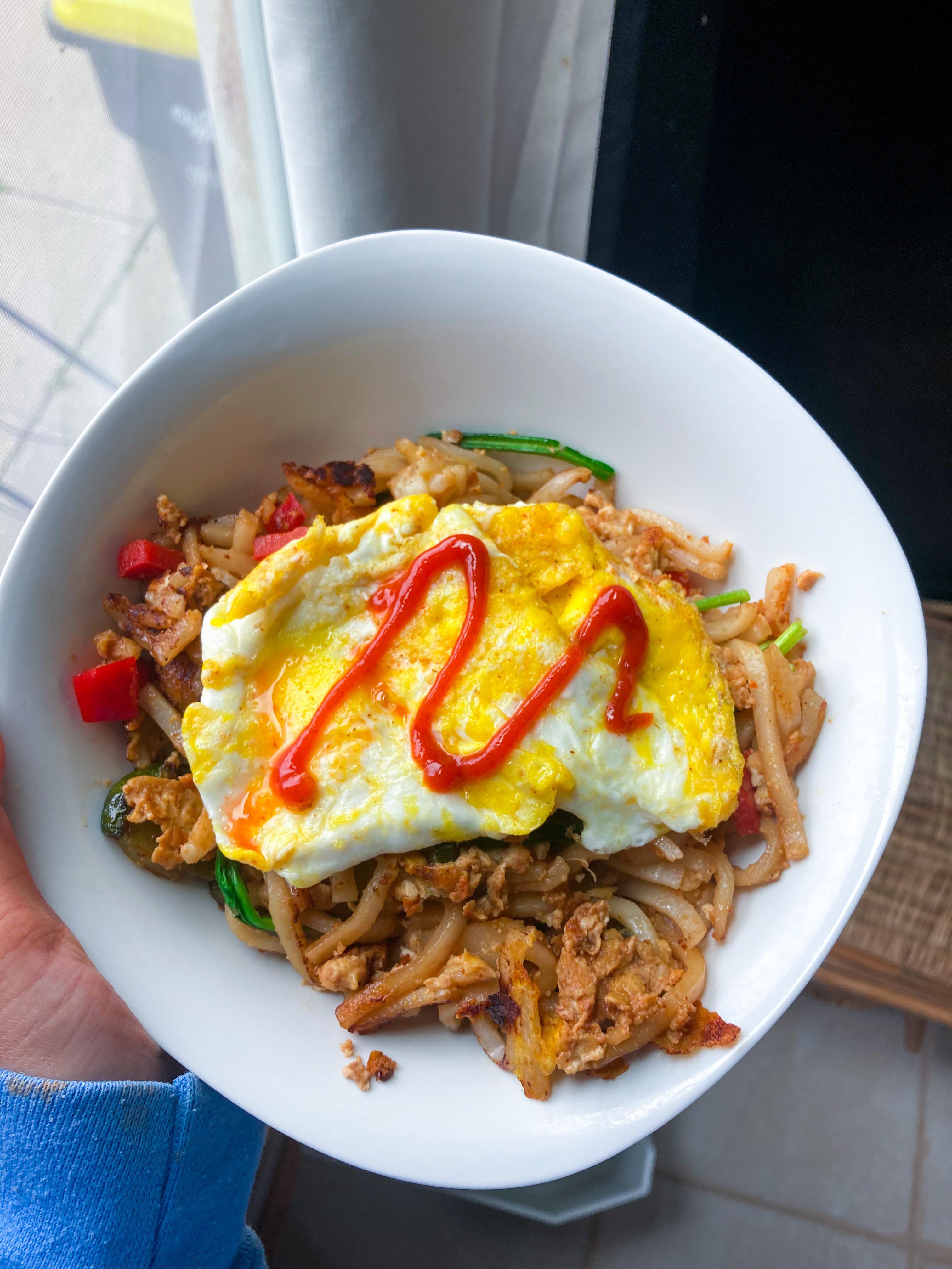 Stir fry udon noodles and an egg! (with sriracha) r/PutAnEggOnIt