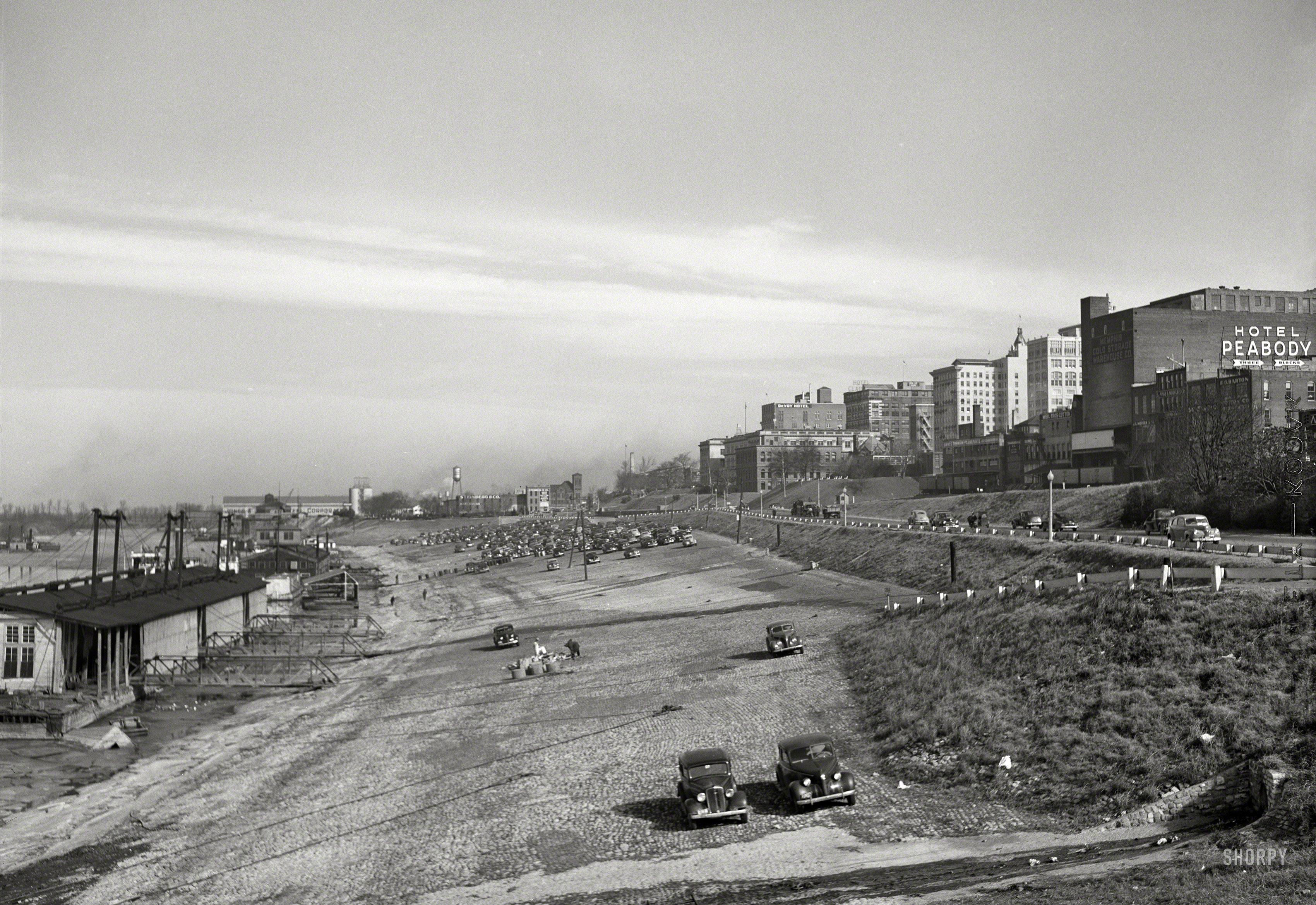 Mississippi River levee. January 1942. Memphis, Tennessee. r/TheWayWeWere