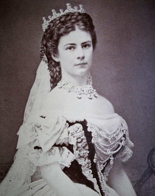 The real Sissi Empress Elisabeth of Austria, 1867 r/OldSchoolCool