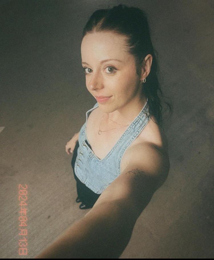 Nadia Foxx : FamousFaces