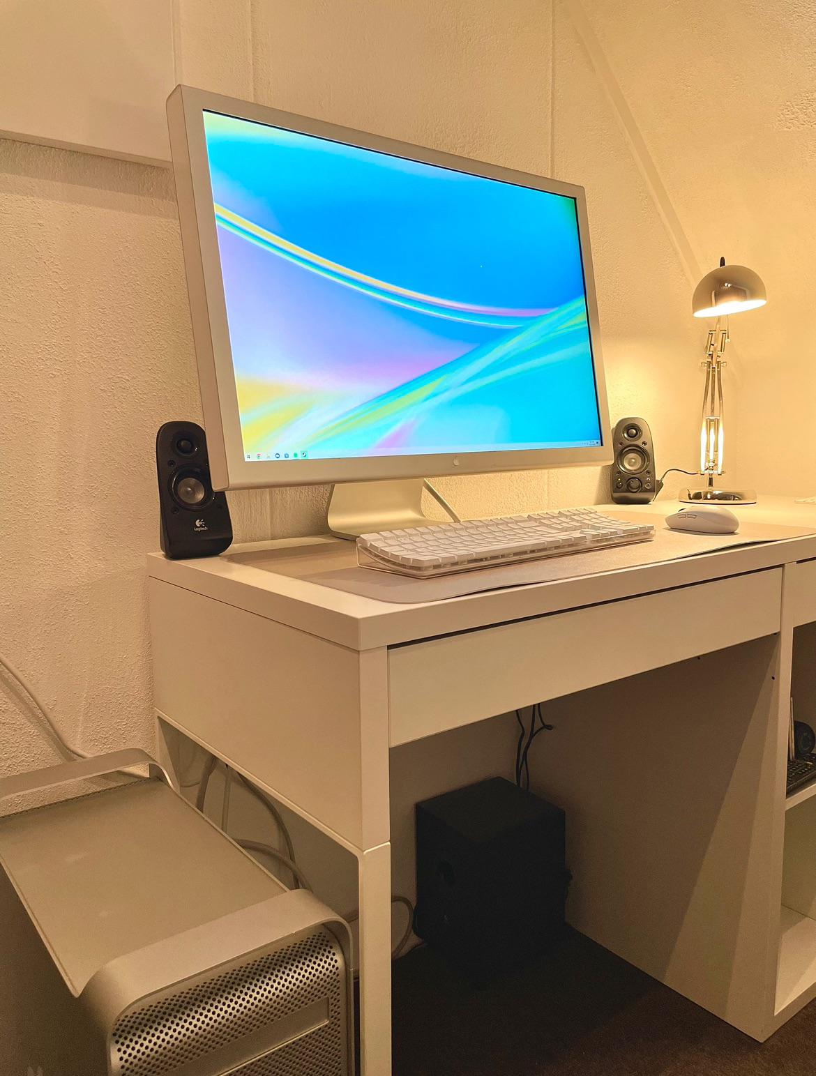 Retro Apple setup 30 inch Cinema Display and a Powermac G5