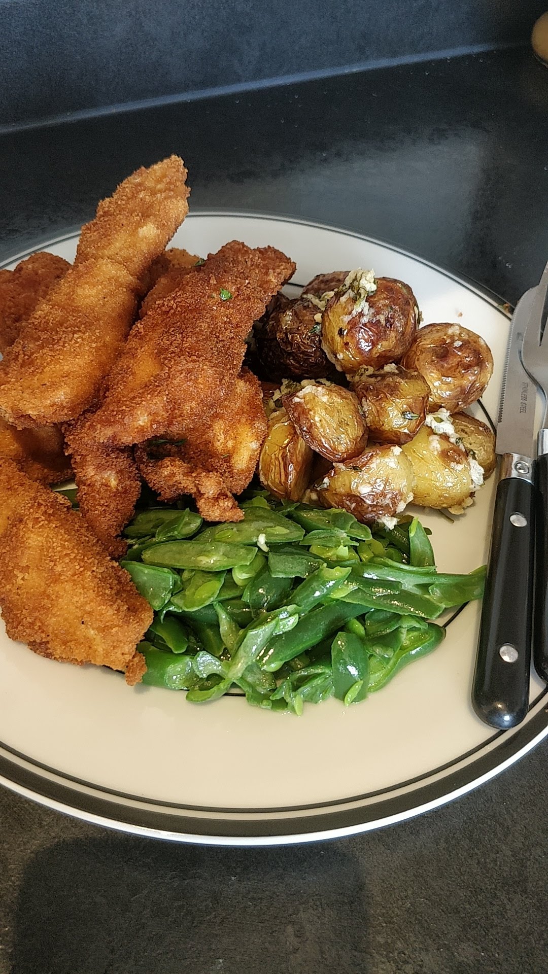 [homemade] Southern fried chicken strips with garlic and herb baby potatoes r/food