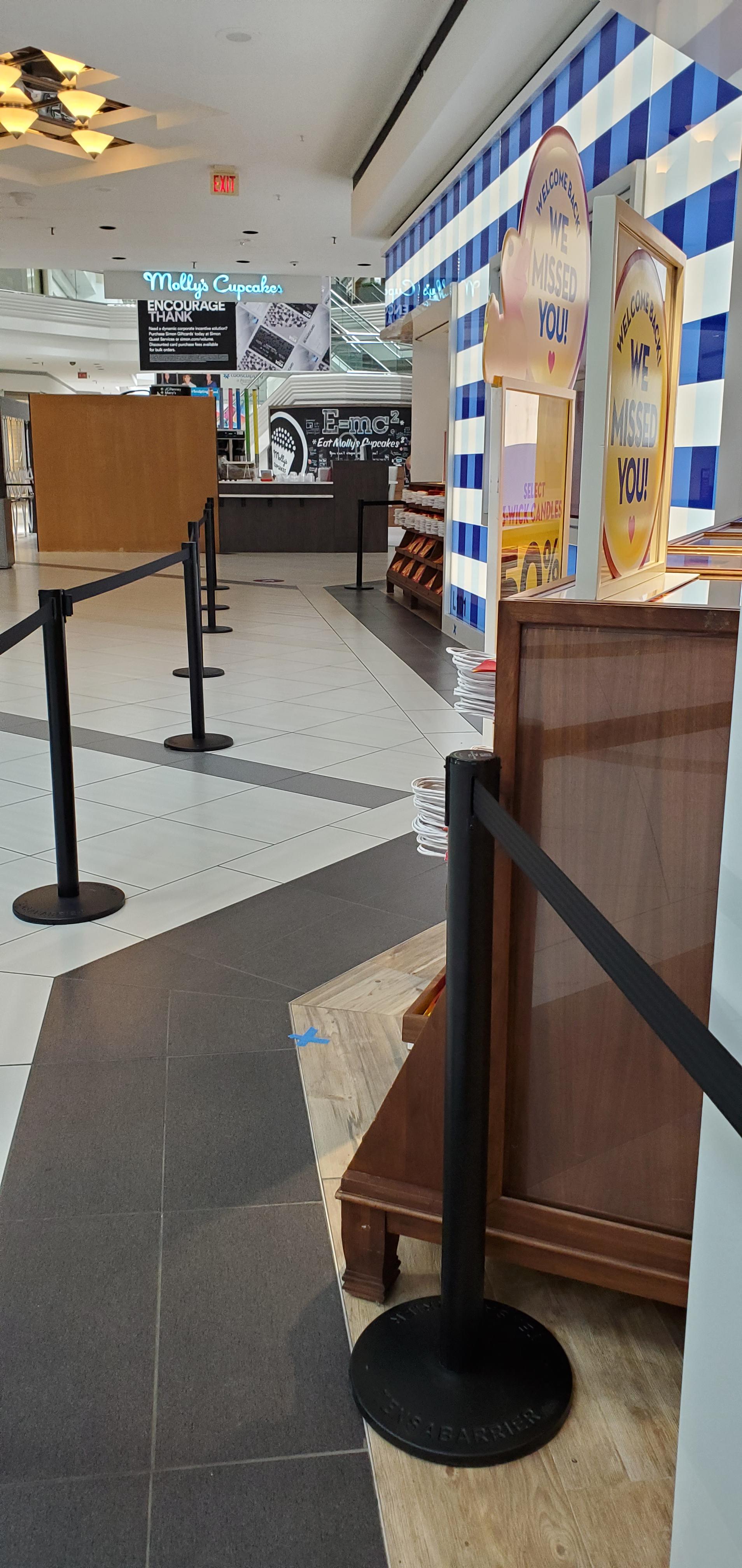 First day open at Woodfield Mall in Schaumburg IL. I walked in the mall entrance and was really