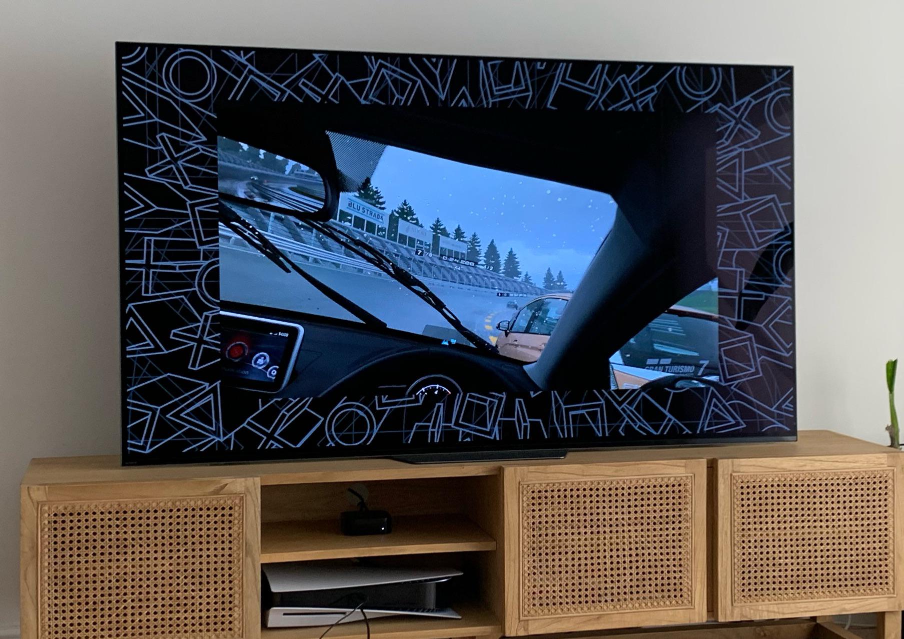 Why is my screen not full sized and can it be changed? I dont even know