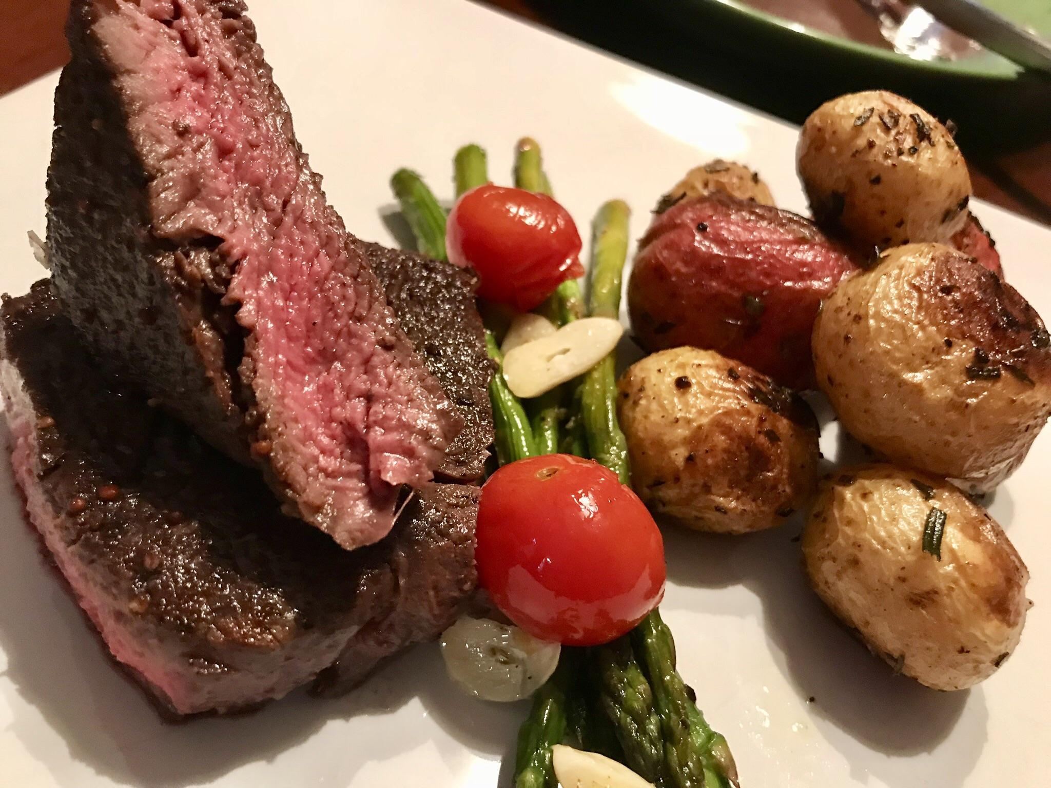 [Homemade] Filet, Rosemary Potatoes, Asparagus r/food