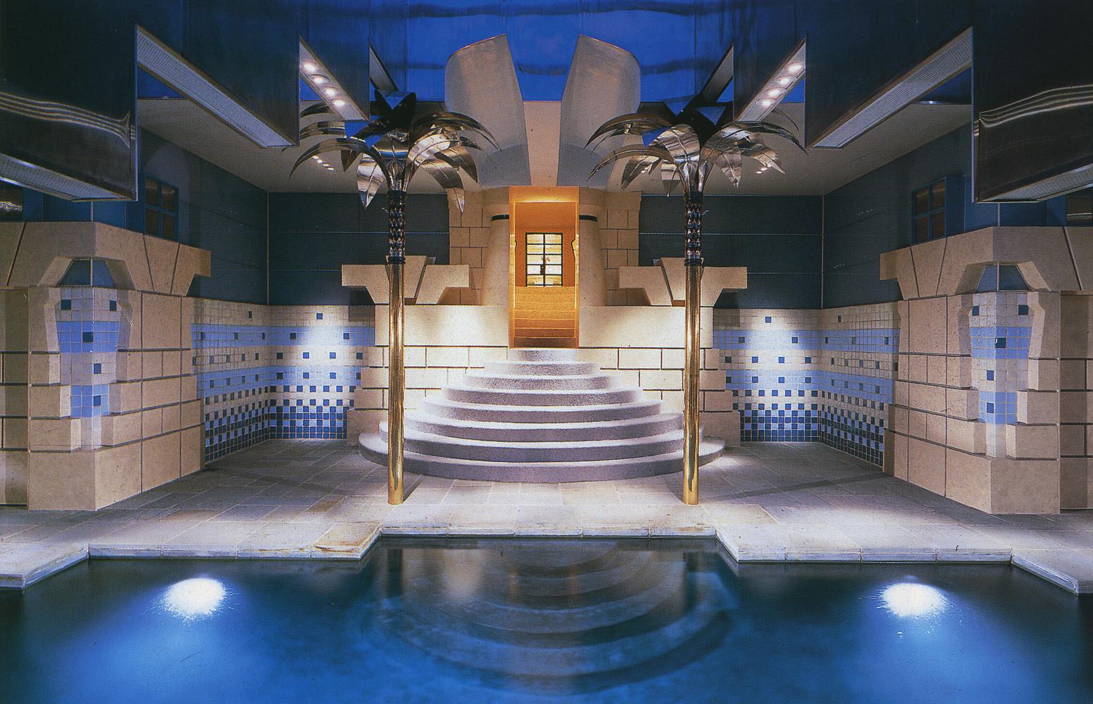 Residence and Poolhouse in Llewelyn Park / Robert A M Stern. Image