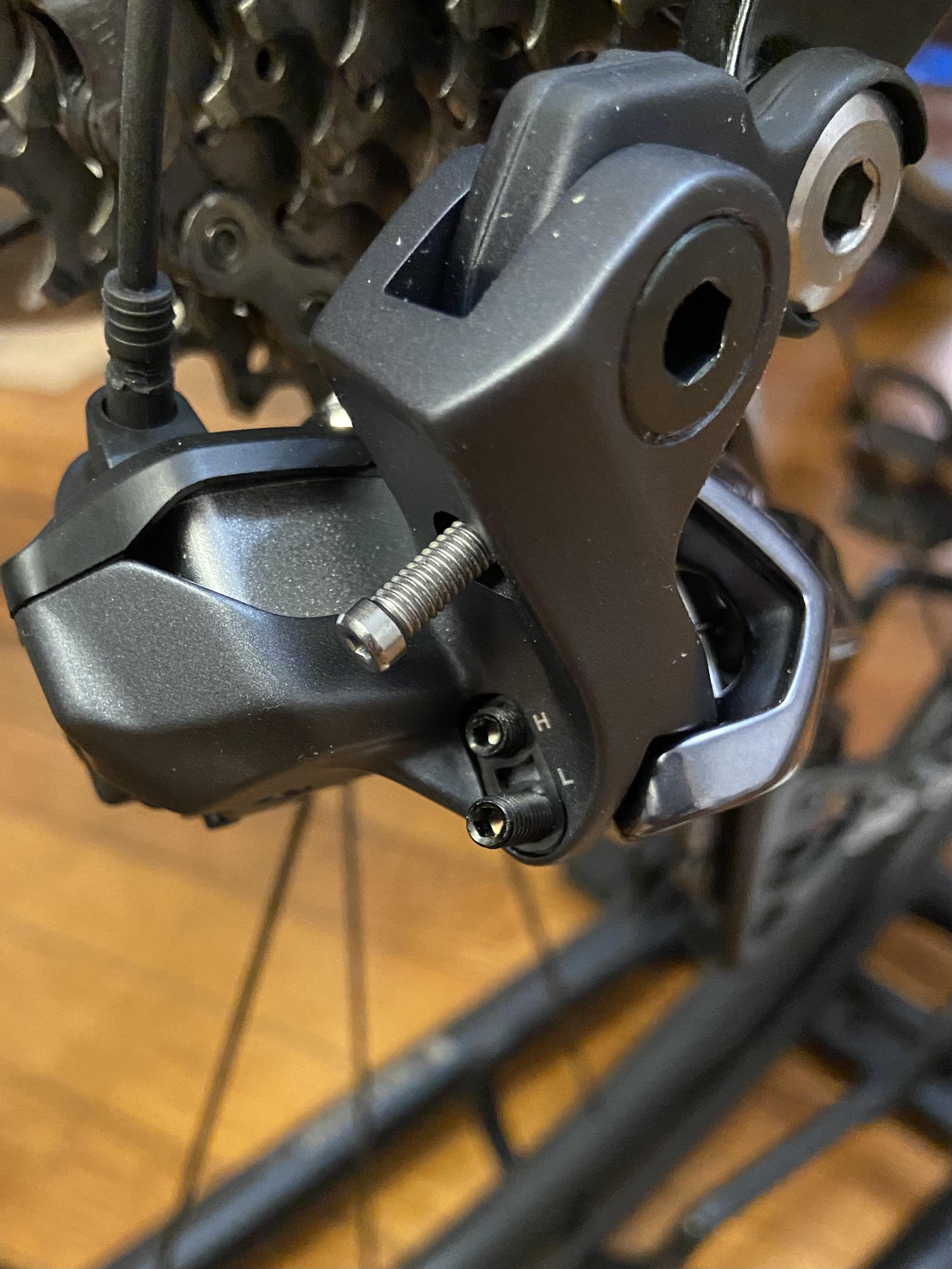 Ultegra Di2 rear derailleur recently replaced should the silver screw