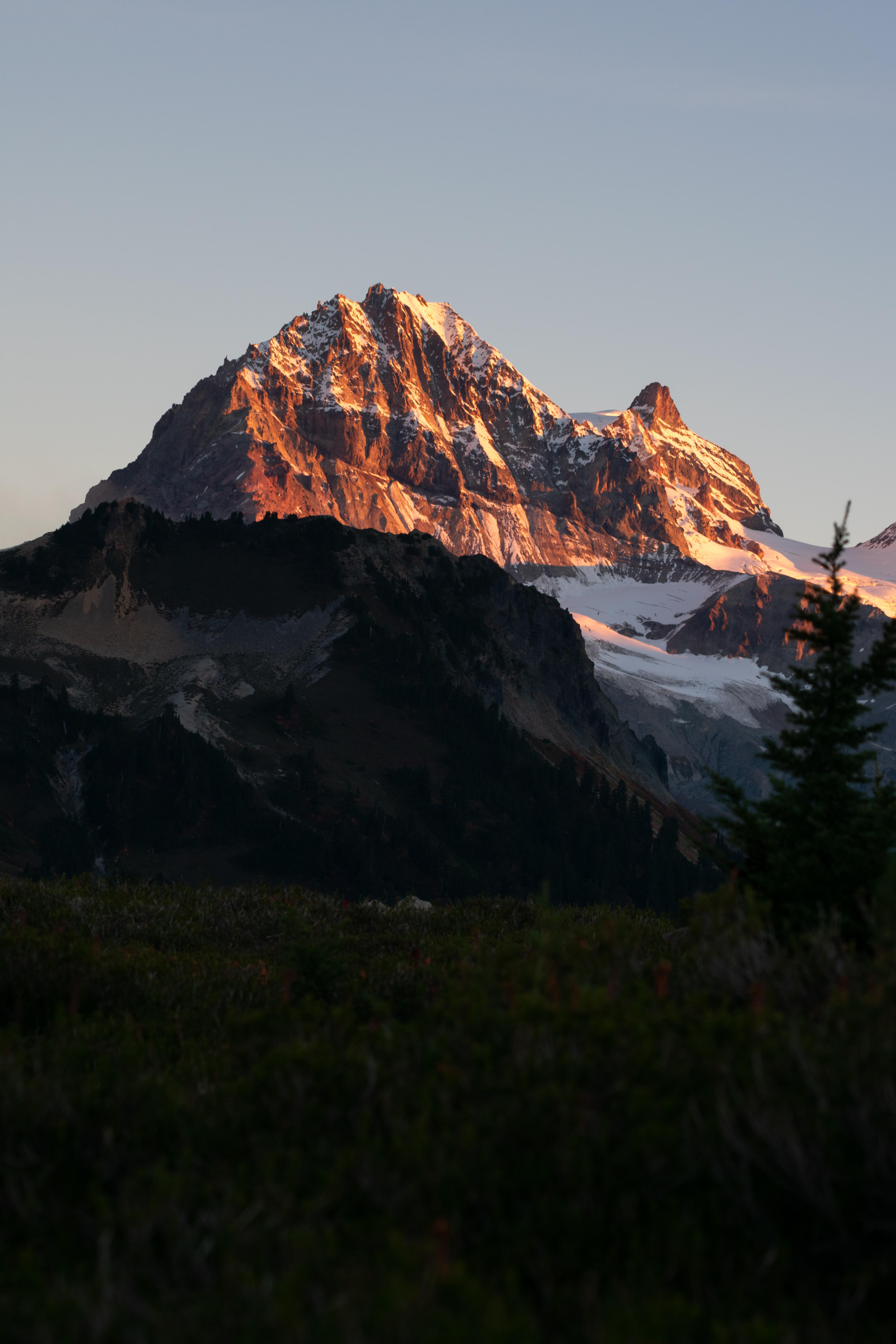 The first to touch light. Mount Garibaldi, British Columbia [4000×6000