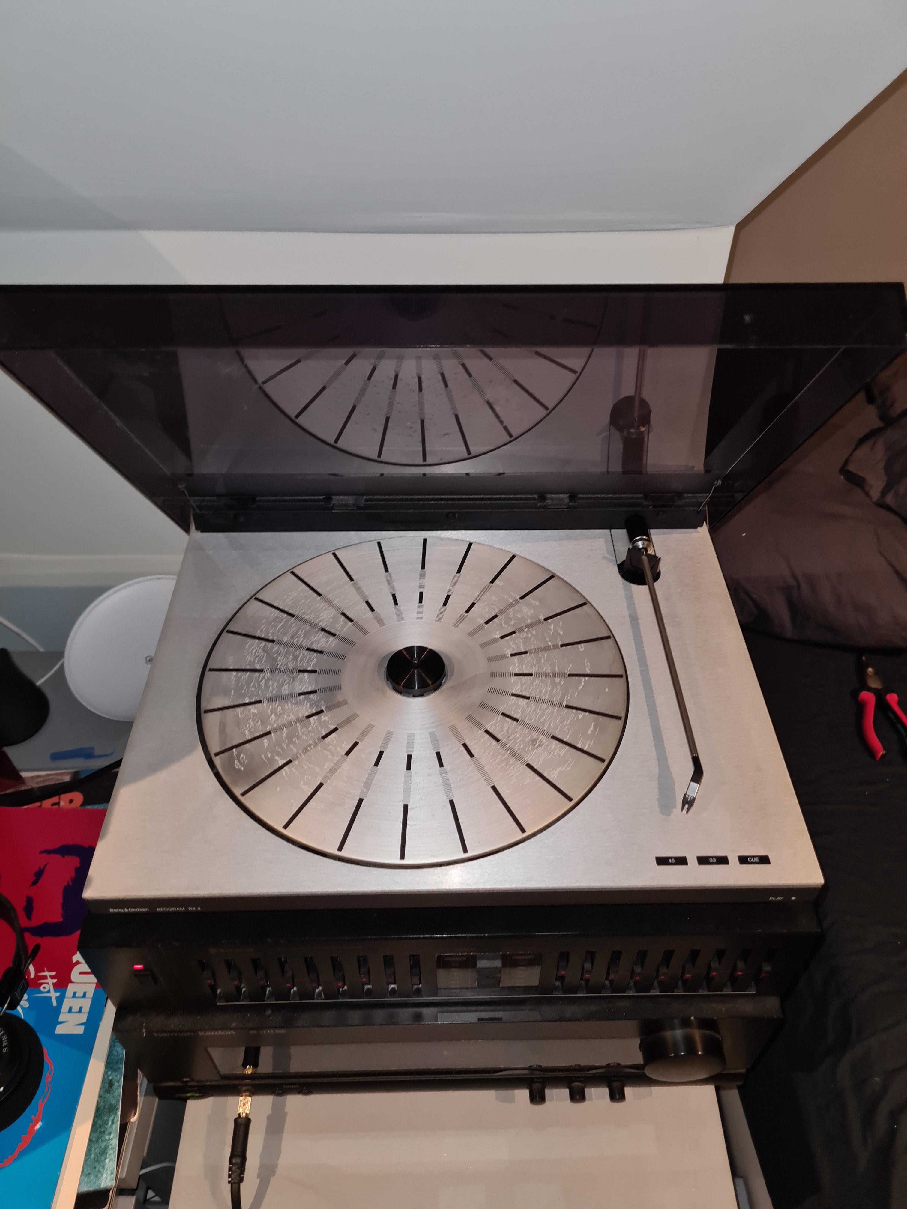 Hello guys, I bought this awesome turntable online but the element is