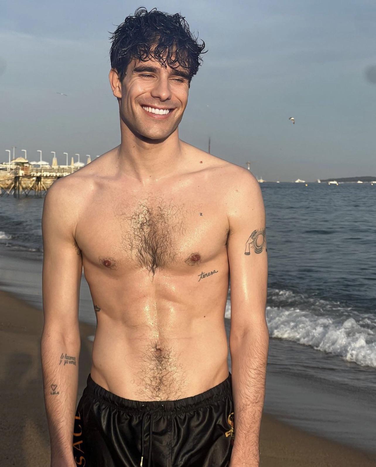 Javier Calvo at the beach, grinning from ear to ear (Judge on Drag Race España) : rupaulsdragrace