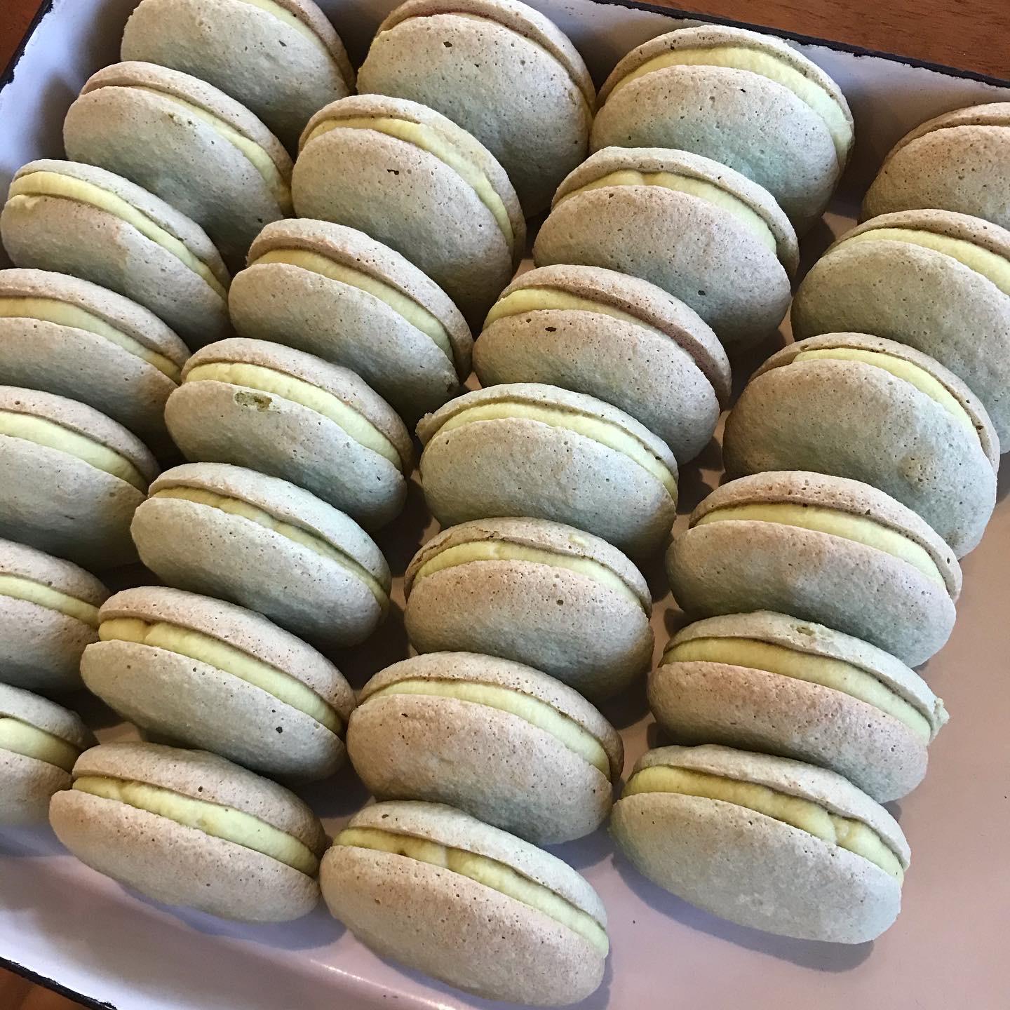 Still no feet, but this pistachio cream filling is AMAZING! r/macarons