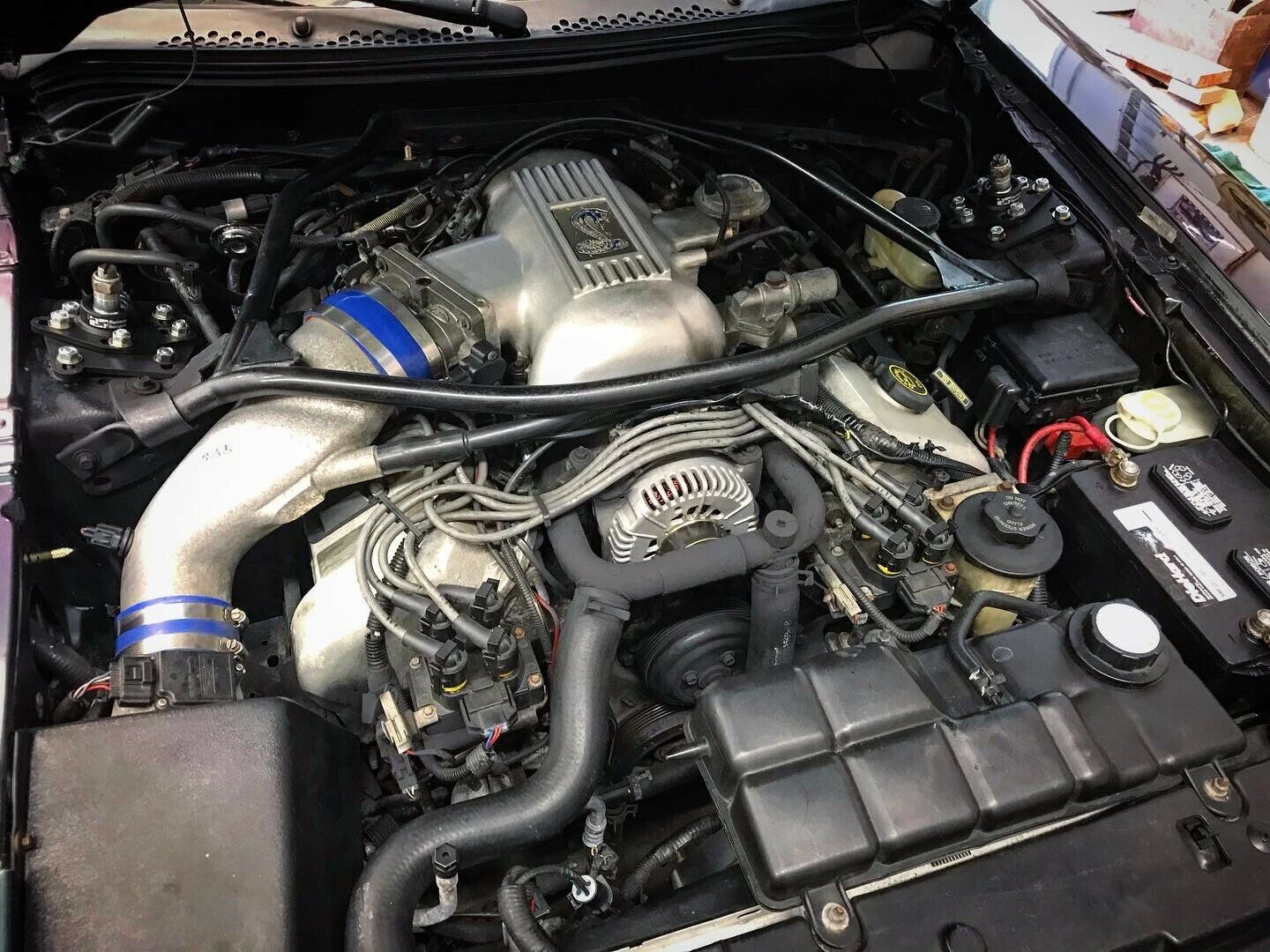 Does anyone know if this is carbureted or fuel injected? r/oldcars