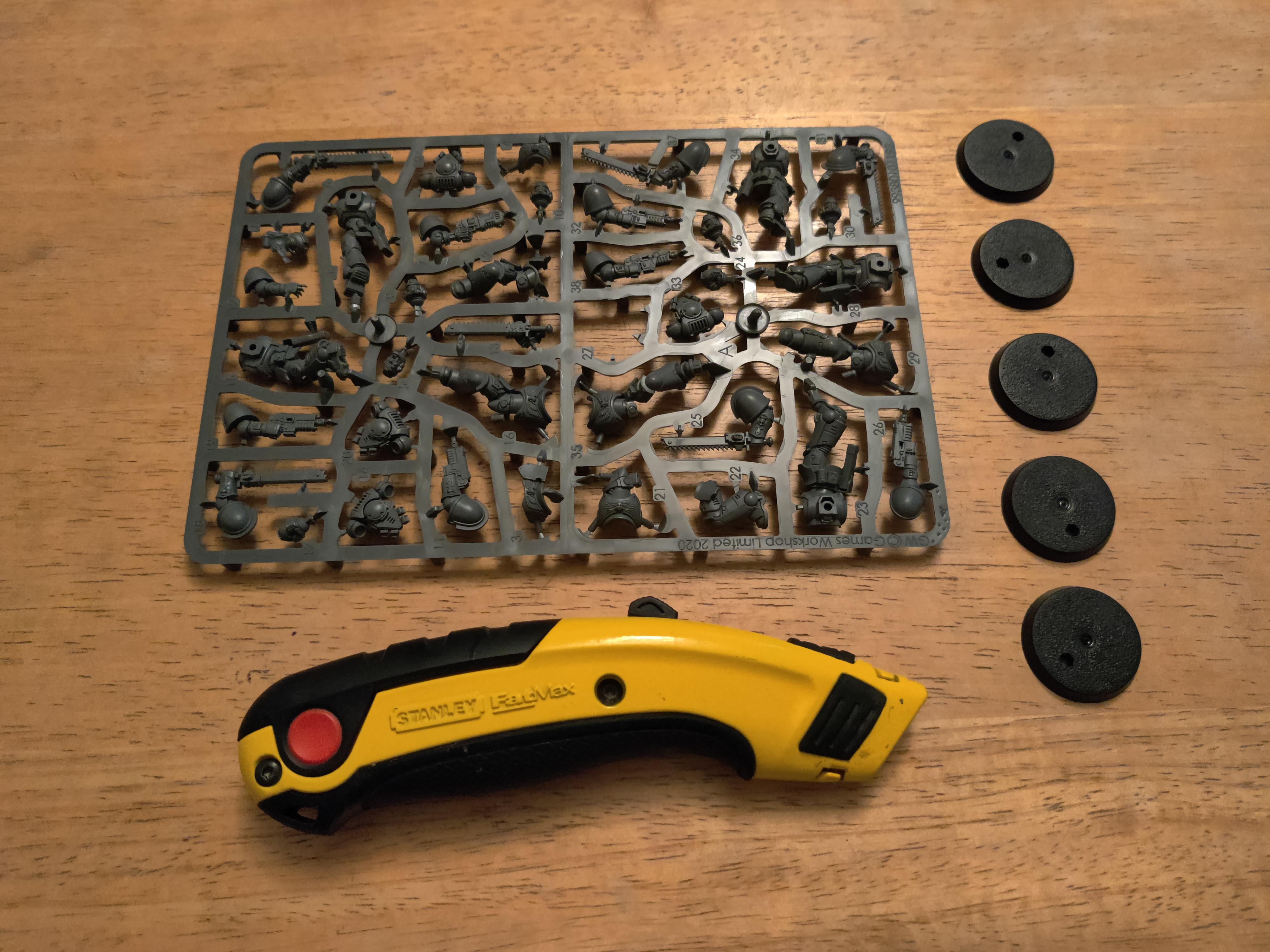 Round 2 of trimming Warhammer 40k minis with a box cutter r/Warhammer40k