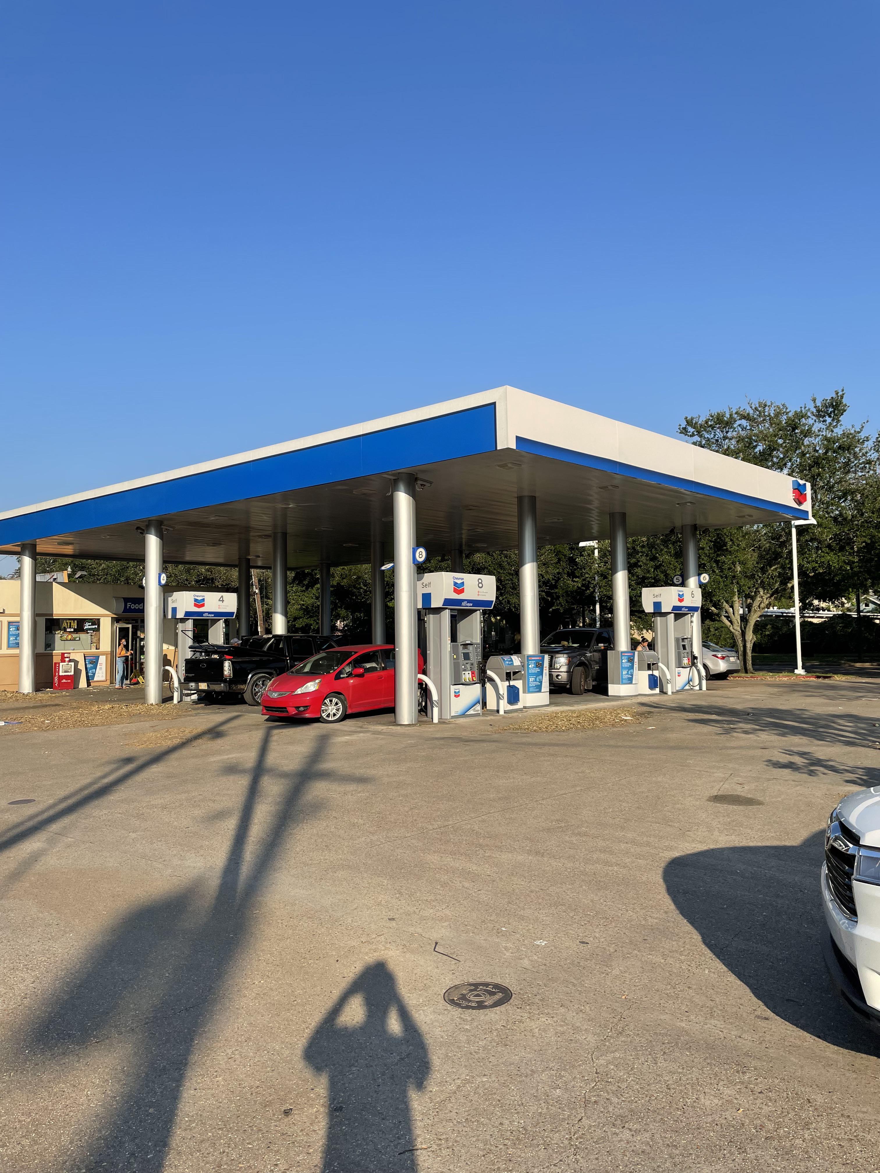 Chevron in Carrollton and Willow has gas no lines as of 545 r/NewOrleans