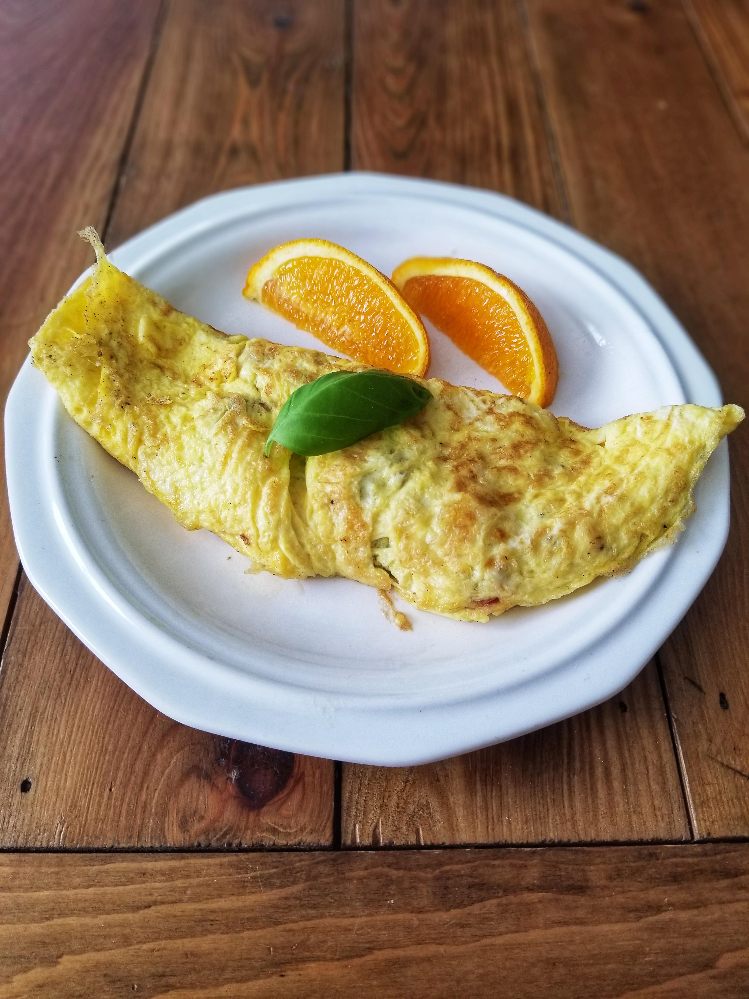 Tomato, guanciale, basil, and asiago omelet. [OC] r/FoodPorn