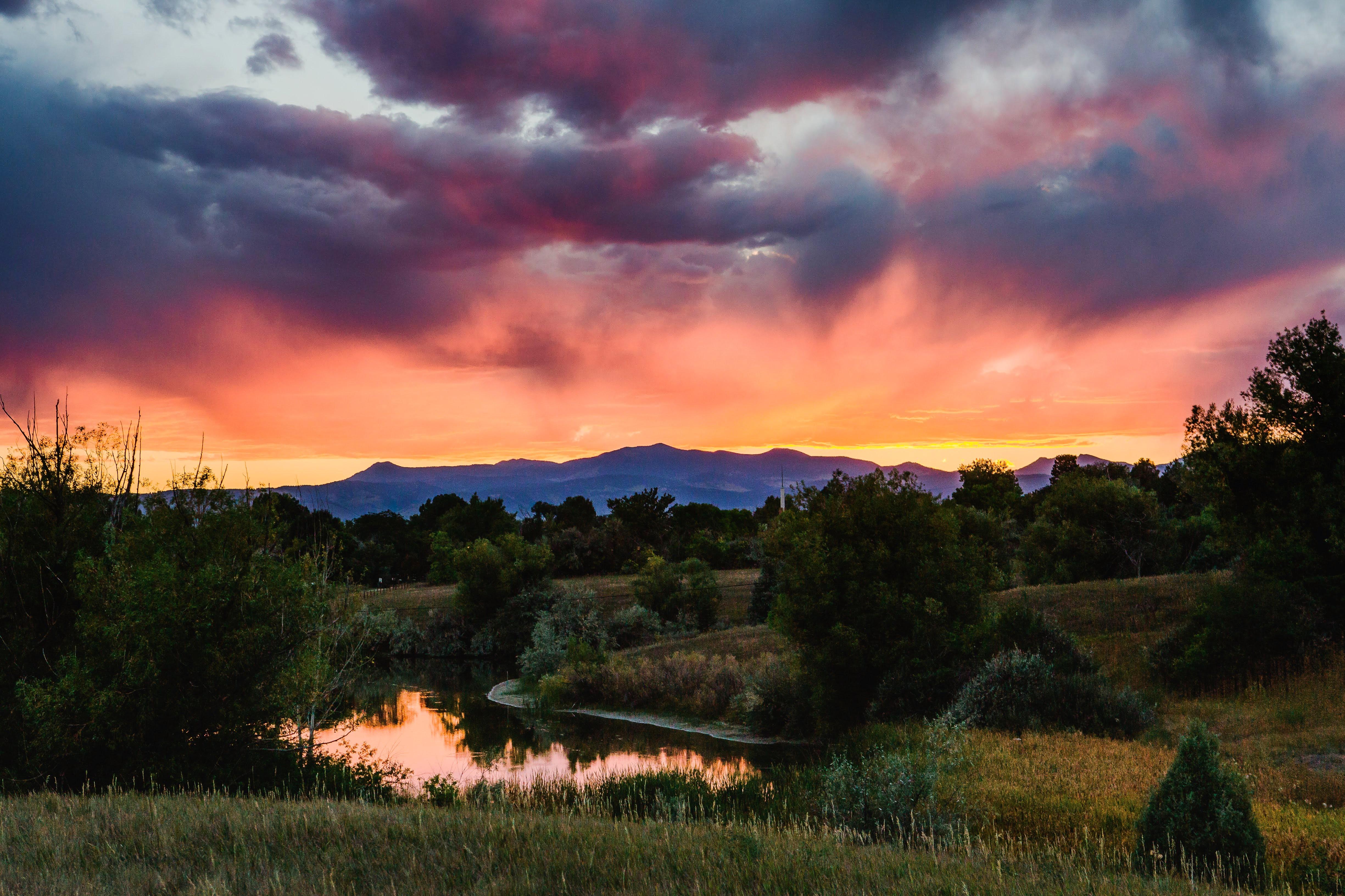 We've been having some pretty fantastic sunsets lately! This was Sunday night's at majestic view