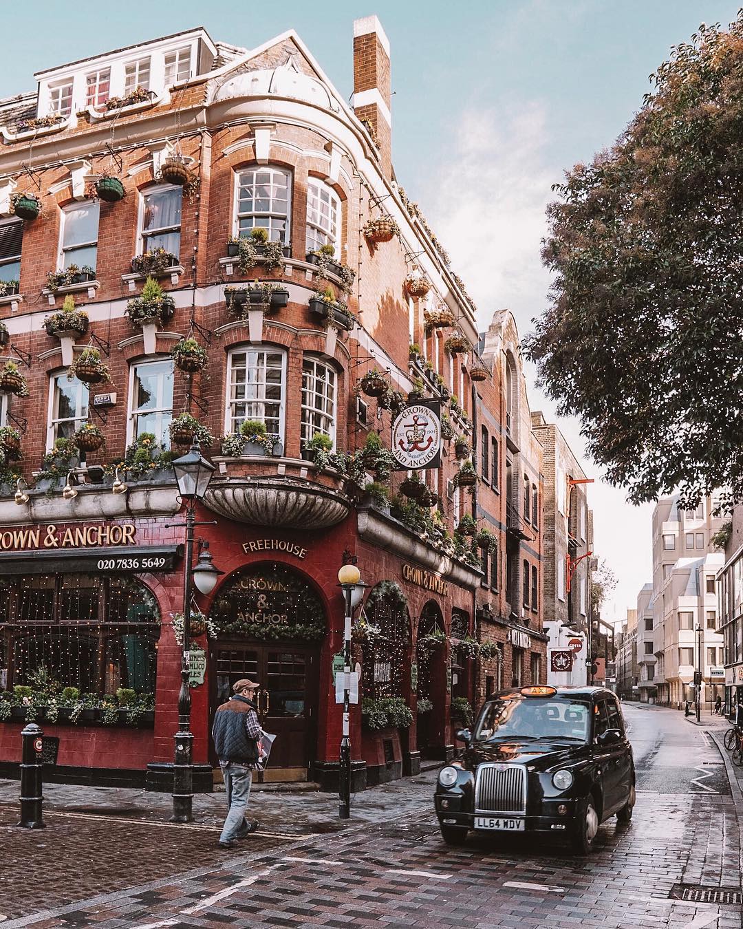 Pub decorated with flowers near Covent Garden, London, UK. CityPorn