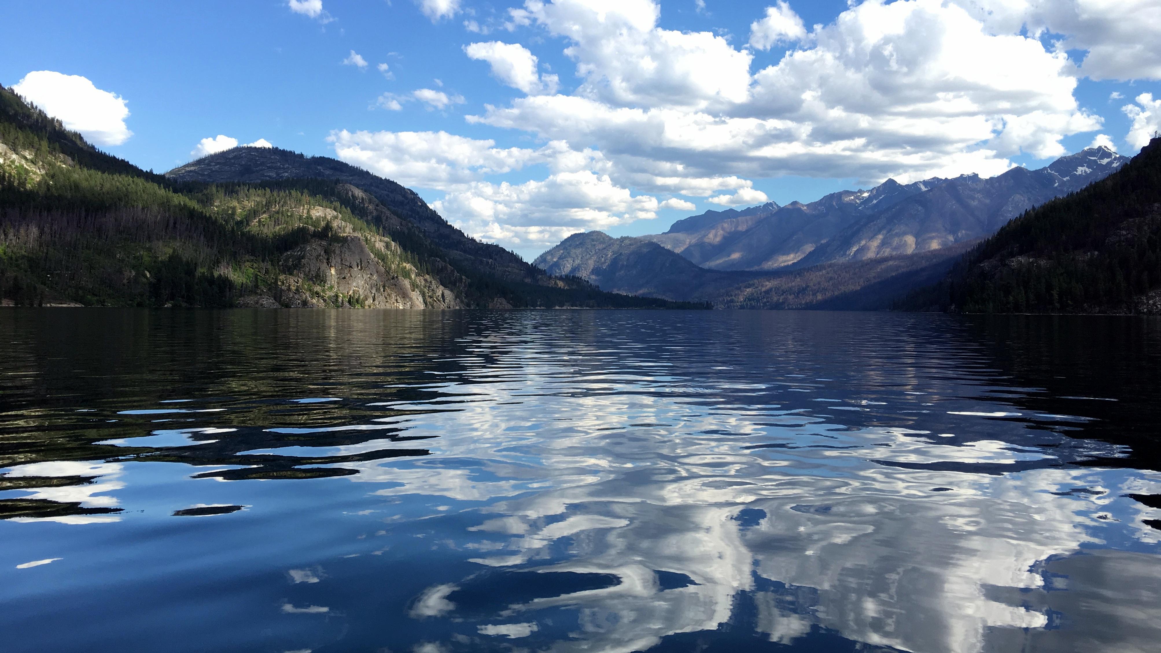 Reflectionis on Lake Chelan, WA. [1920x1080] r/EarthPorn