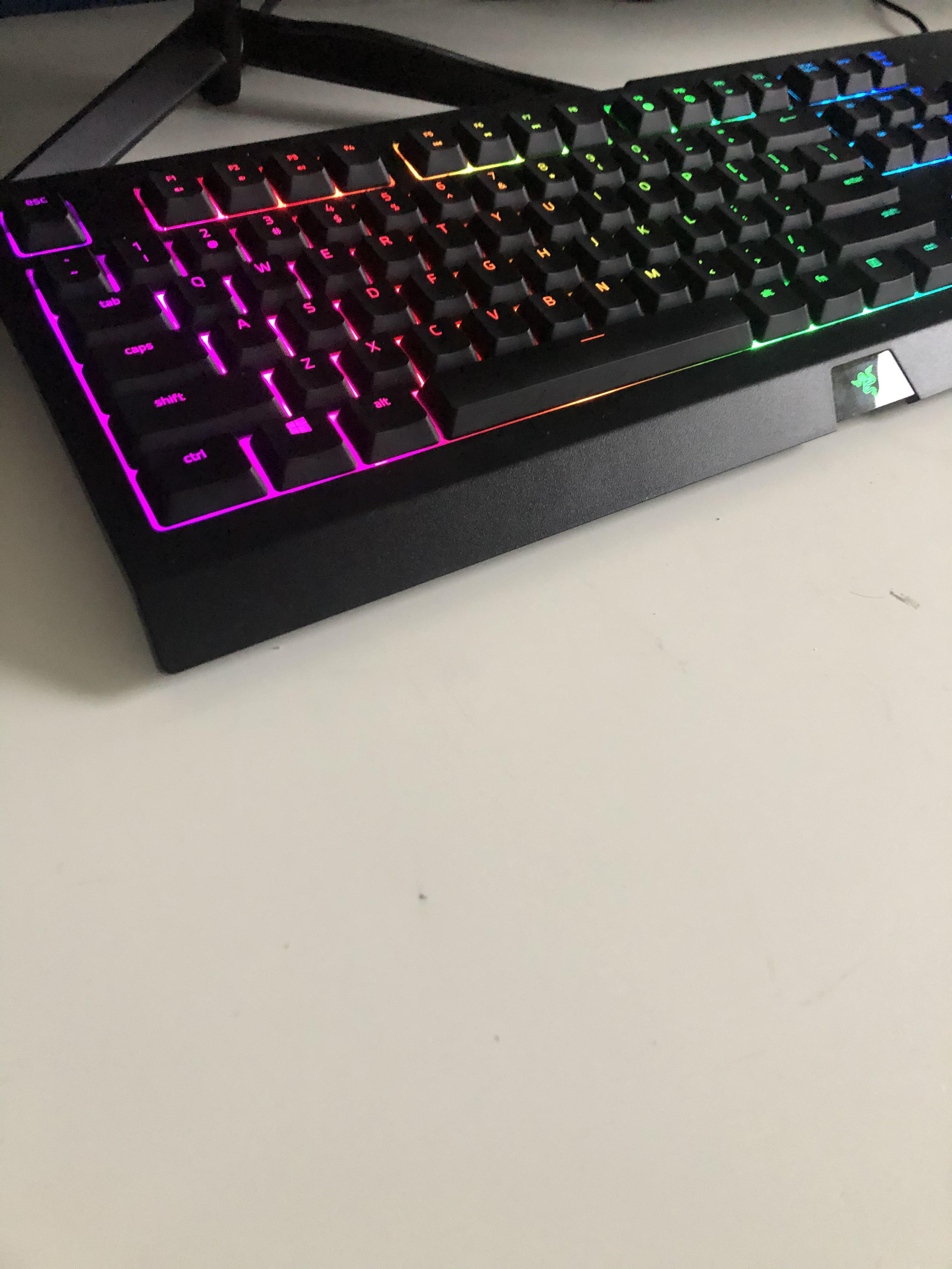 Can somebody help me find out what this is? Has Razer orange switches