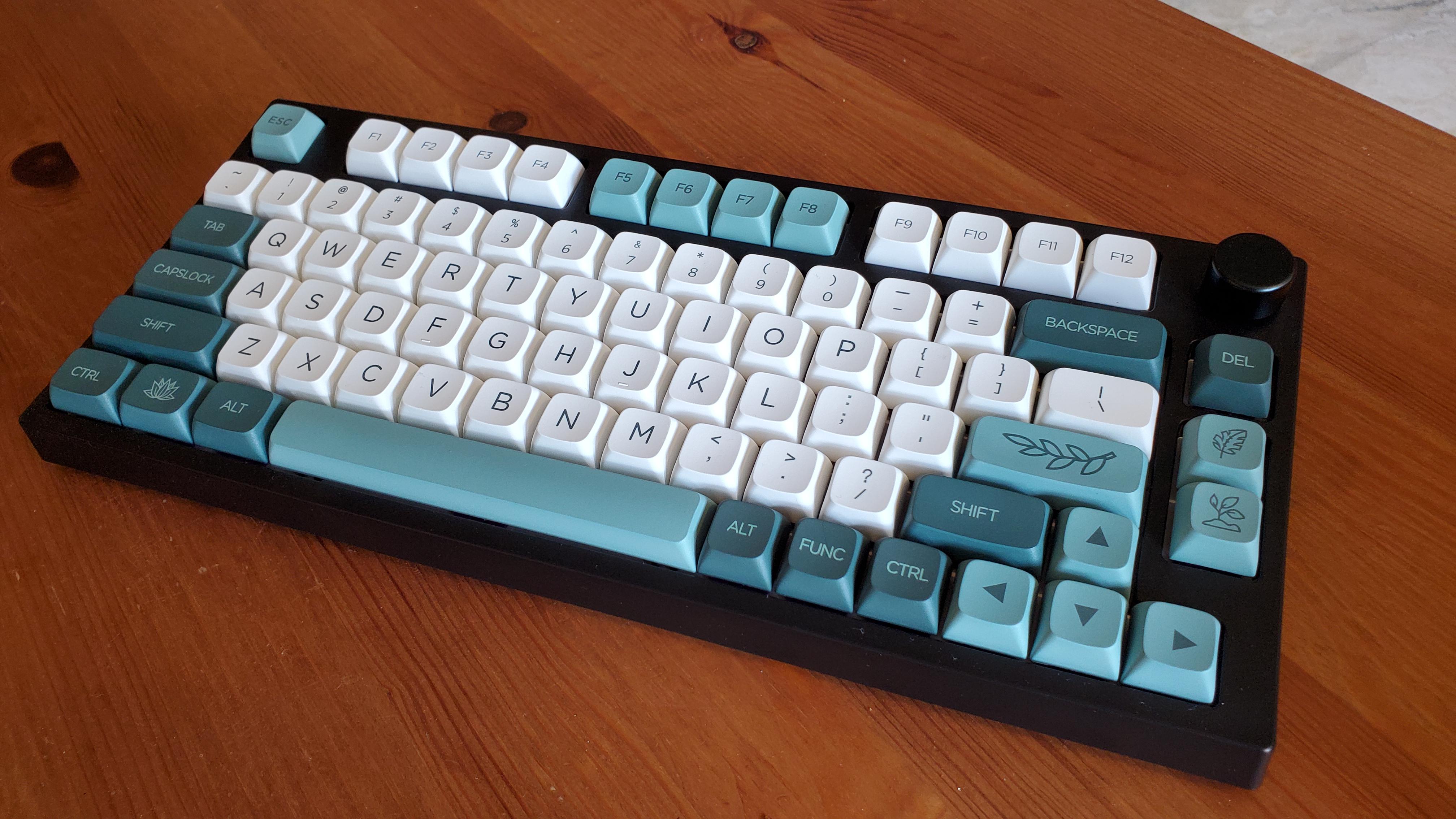 After a few different keyboards, here's my first custom [TH80] r