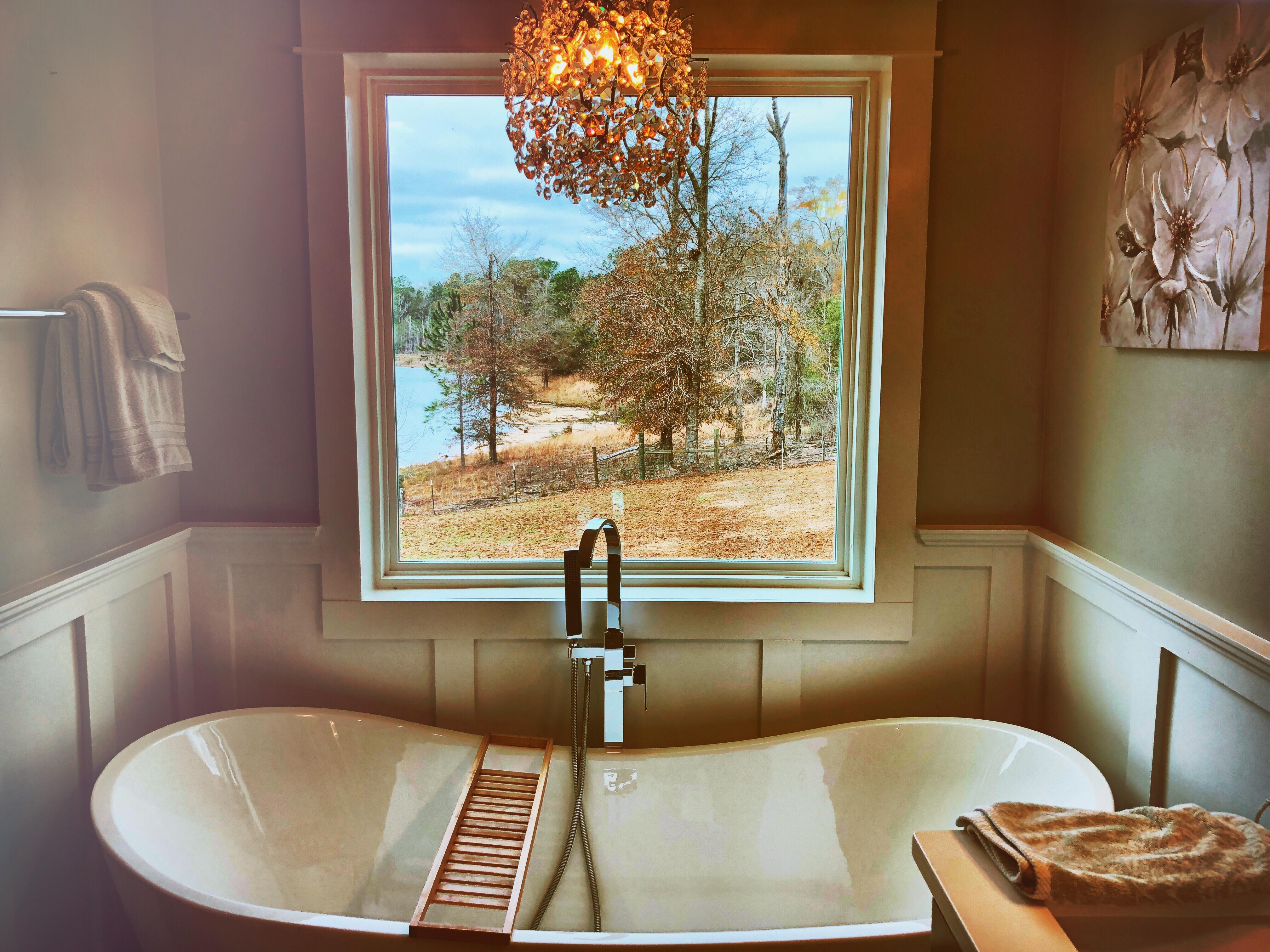 My mom’s bathtub. Middle of nowhere Mississippi. r/CozyPlaces