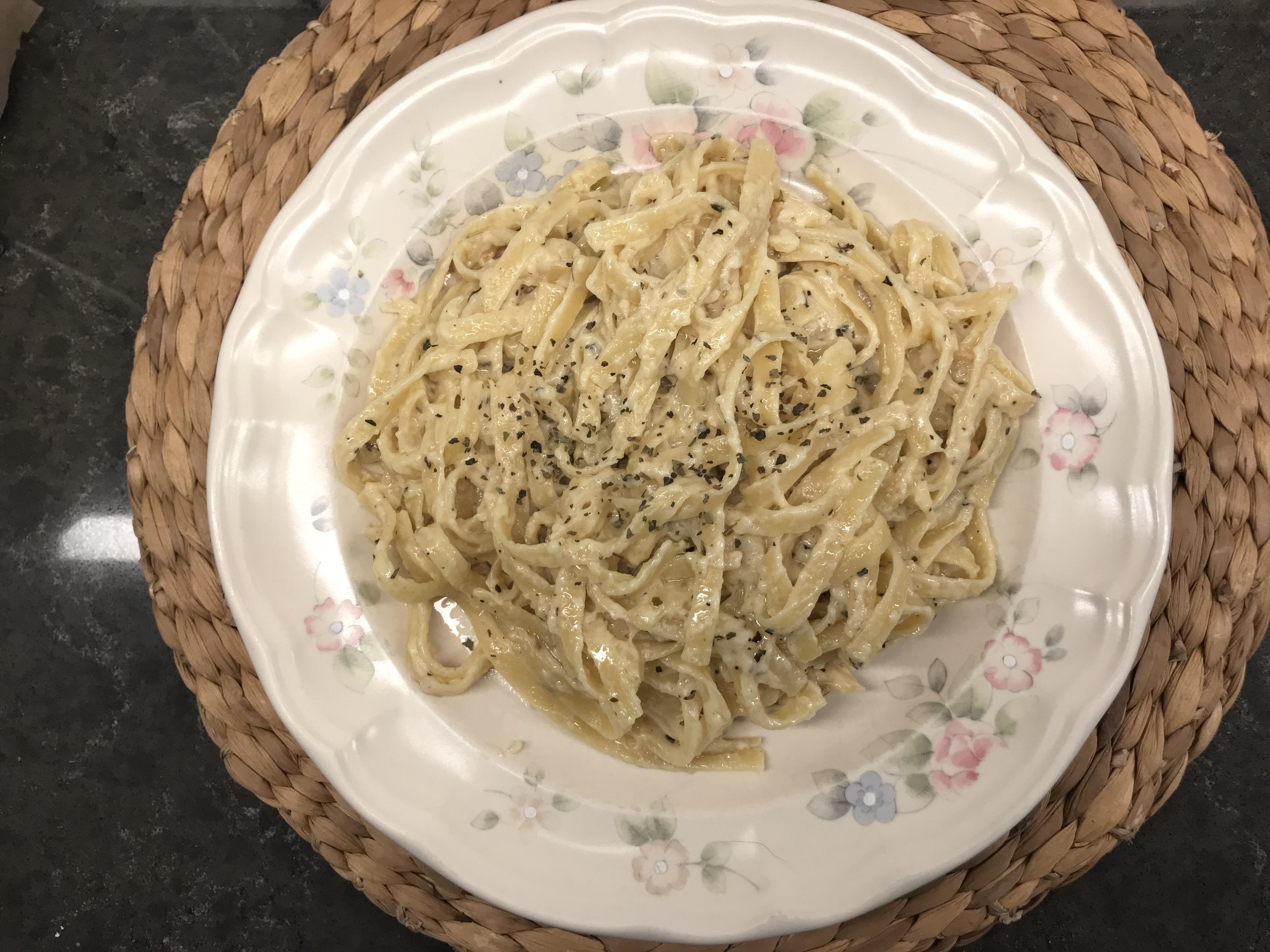 [Homemade] Garlic Cream Sauce w/ Linguine r/food