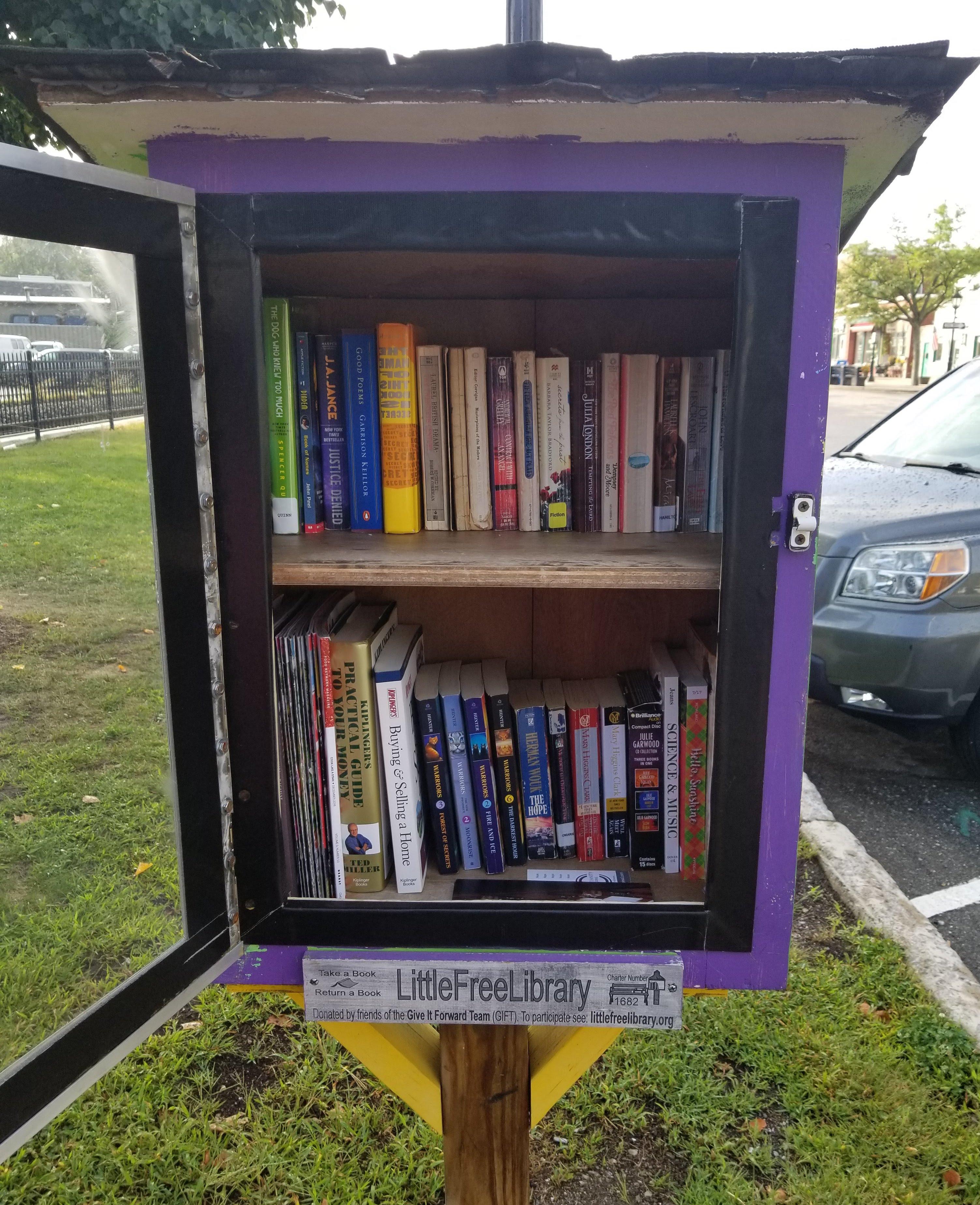 A little free library in Essex Junction. r/vermont