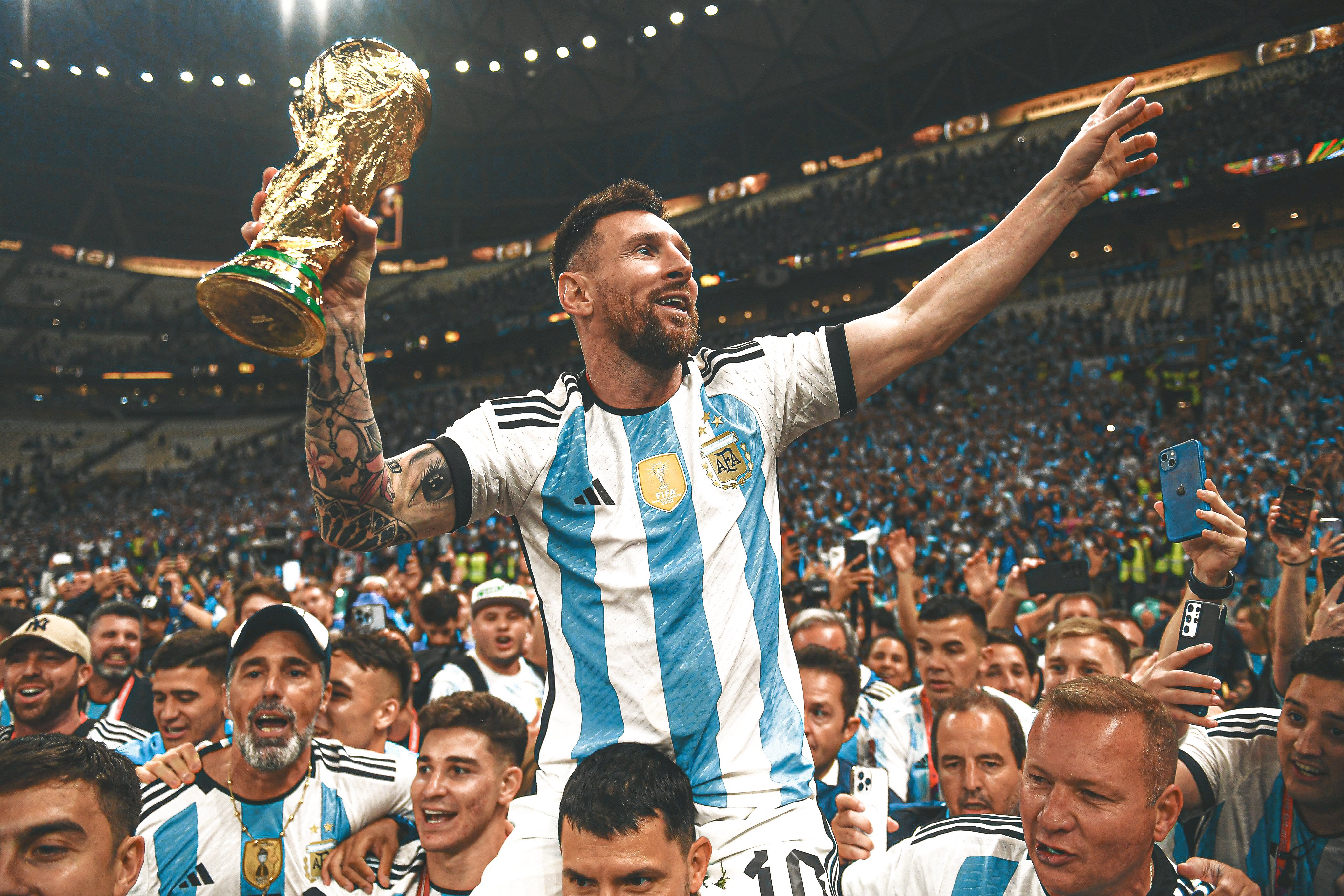 Lionel Messi lifiting the 2022 FIFA World Cup trophy [4096x2731] r
