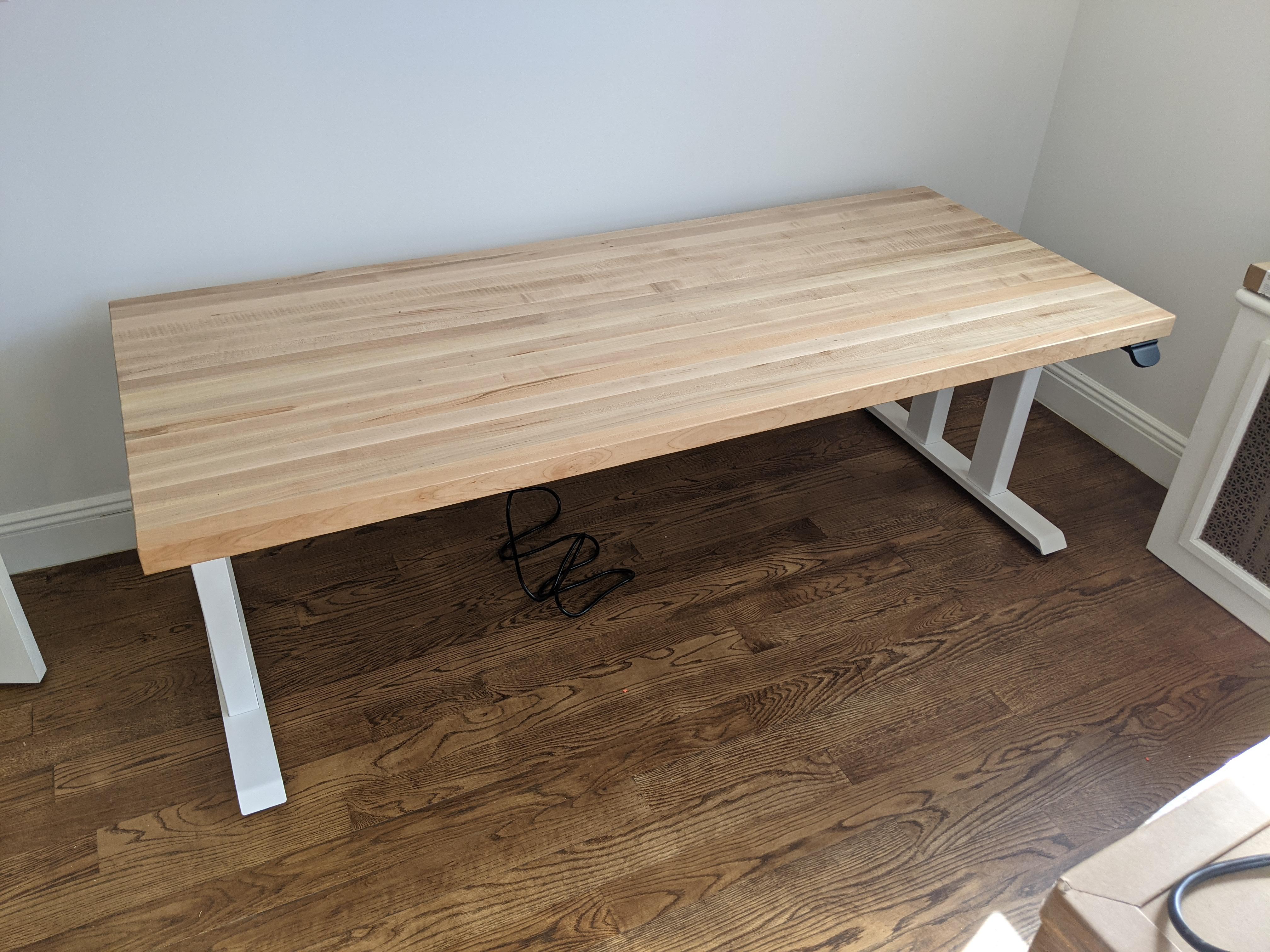 Assembling a PrimeCables dualmotor adjustable legs and BEKANT TableTop