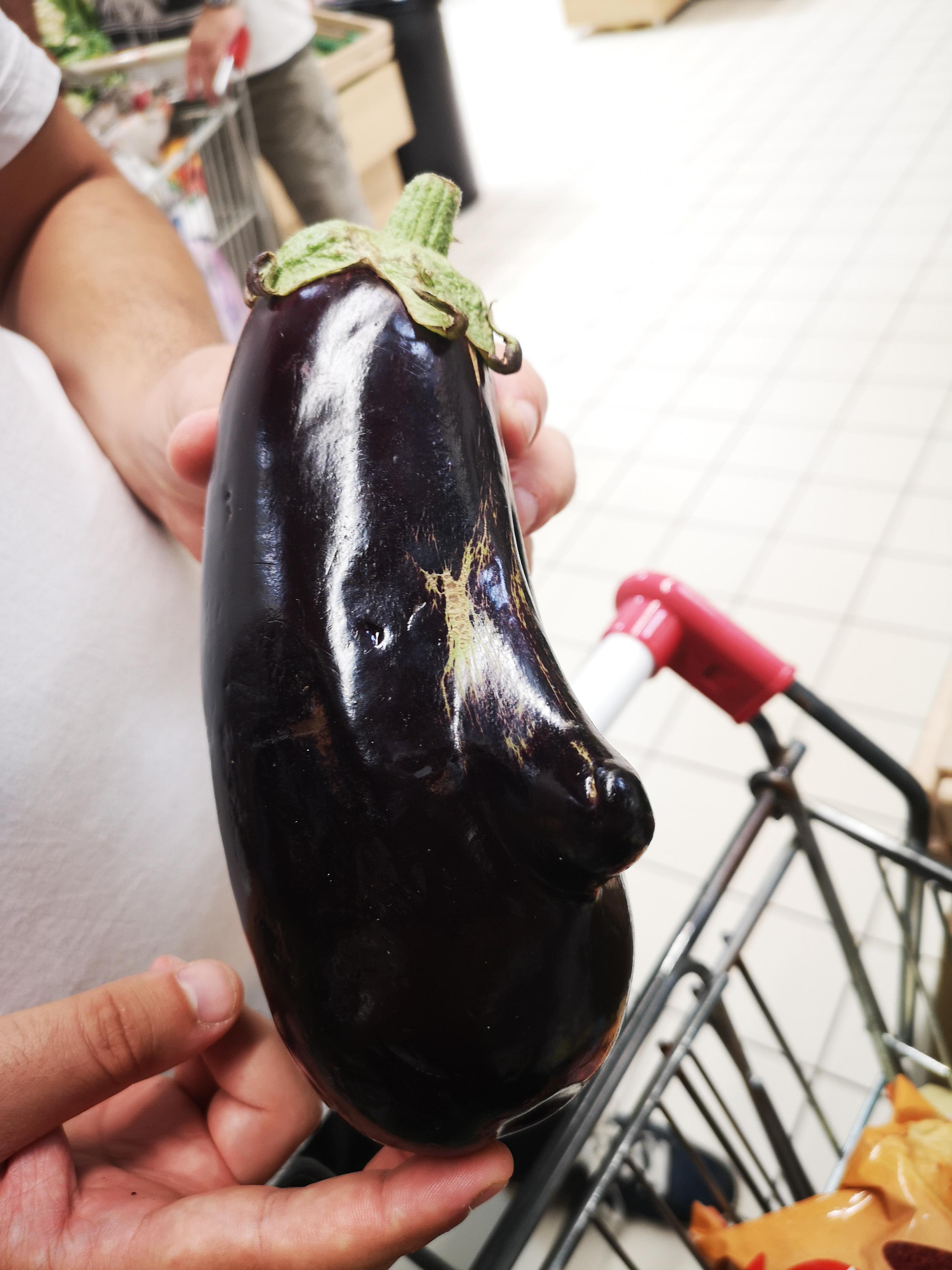 This eggplant with a face r/mildlyinteresting