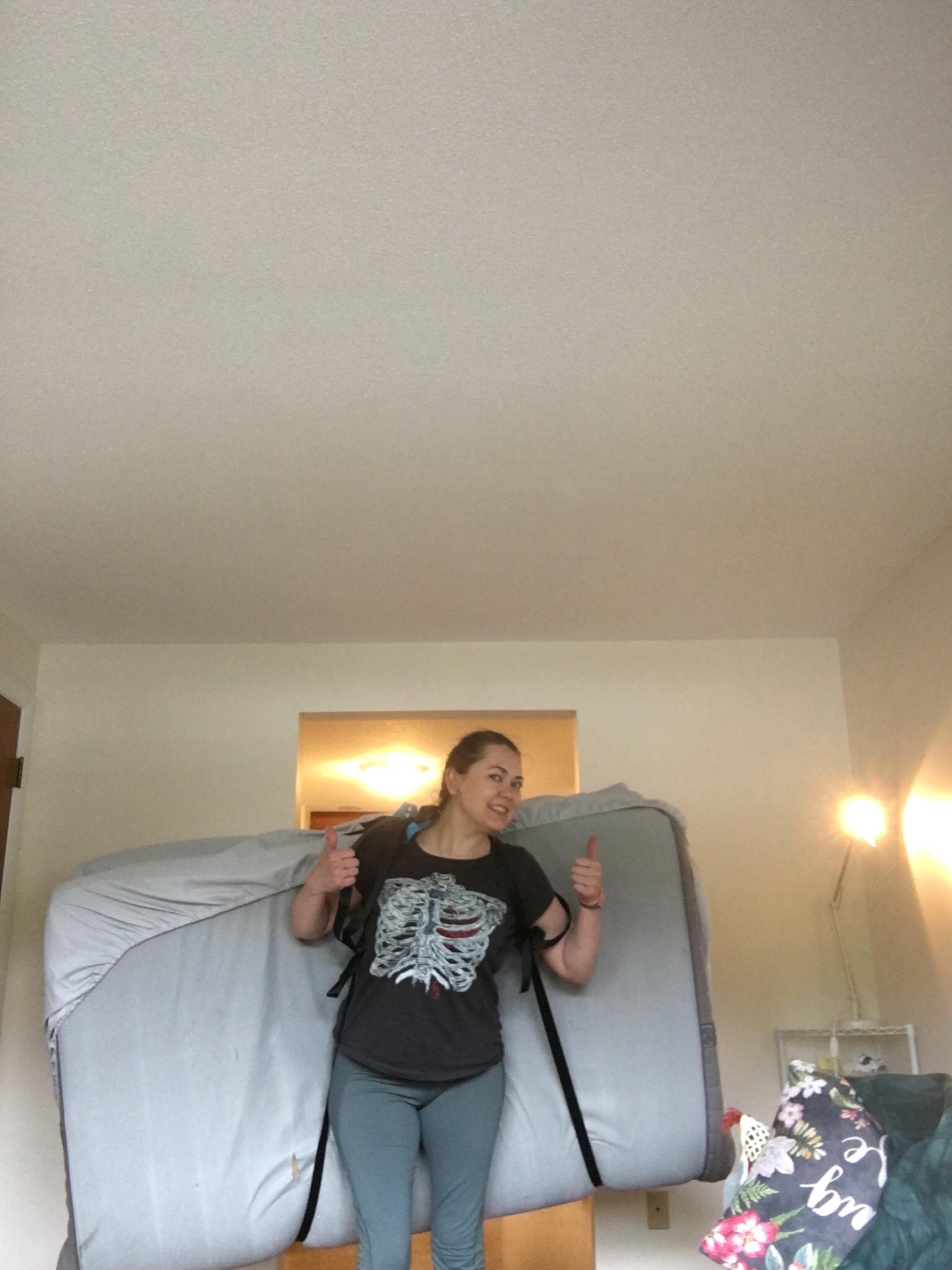 “Mattress backpack“ moved this IKEA mattress in the rain solo 5