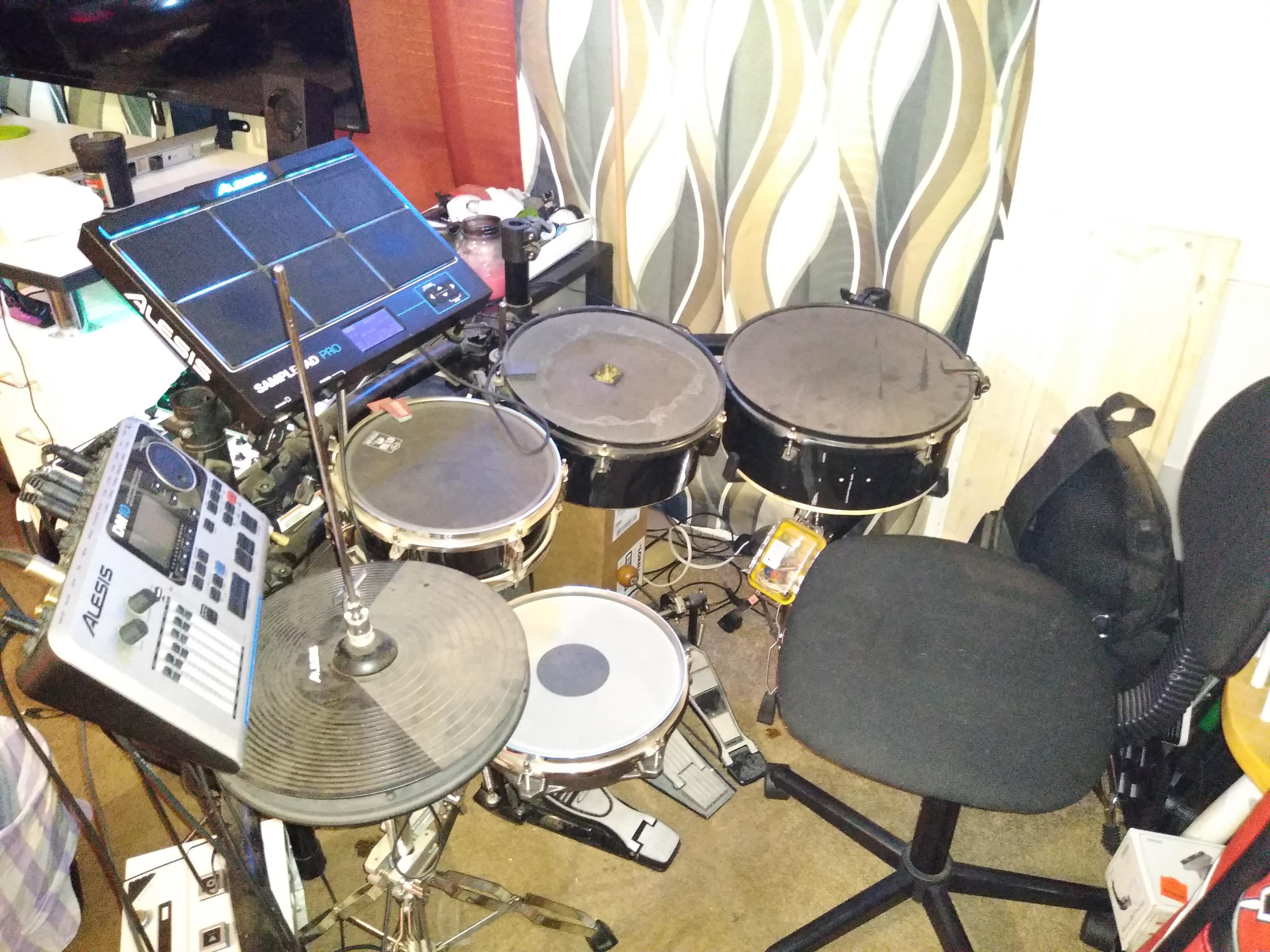 Acoustic/electric conversion setup. Alesis DM10 brain and Sample Pad