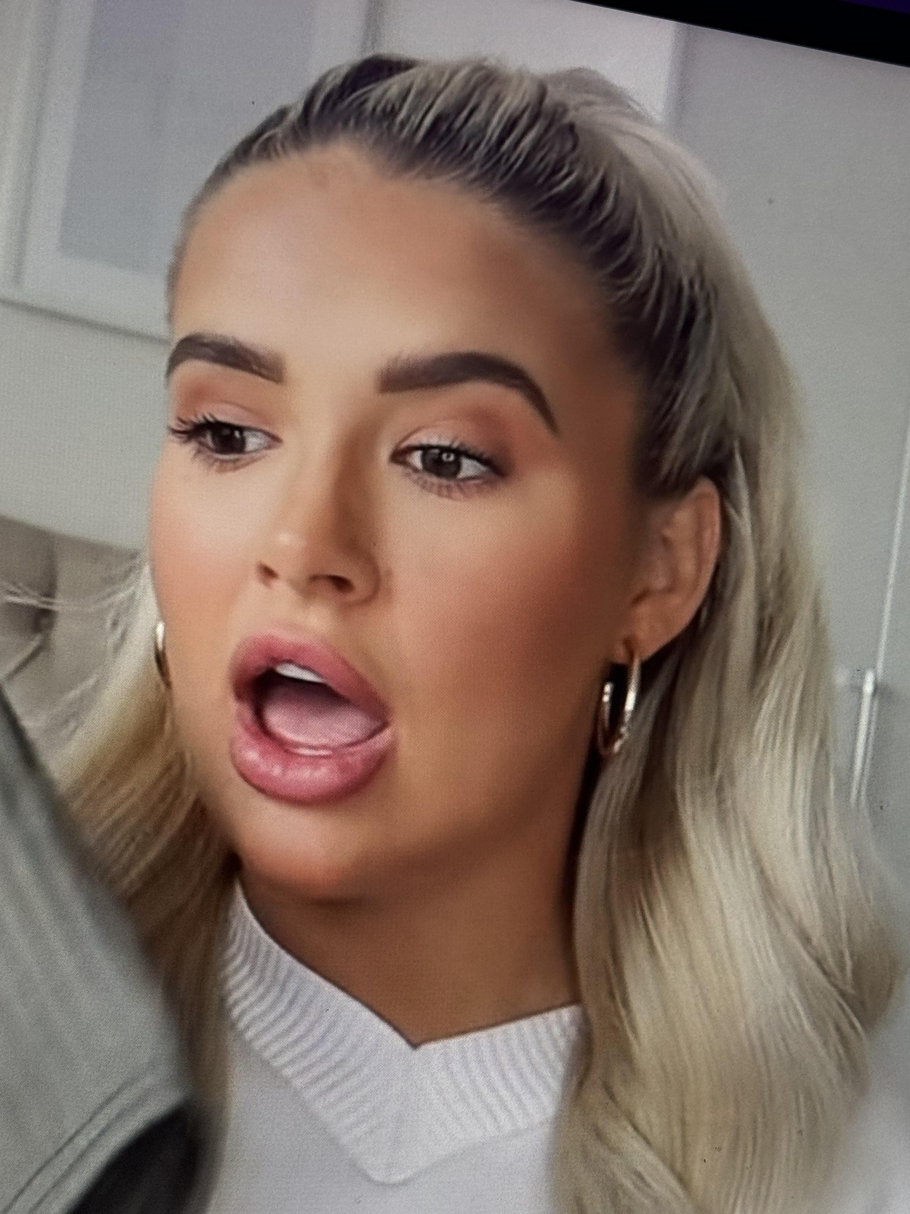 Jerking to mommy molly’s videos🍆💦 : Mollymae_NSFW2