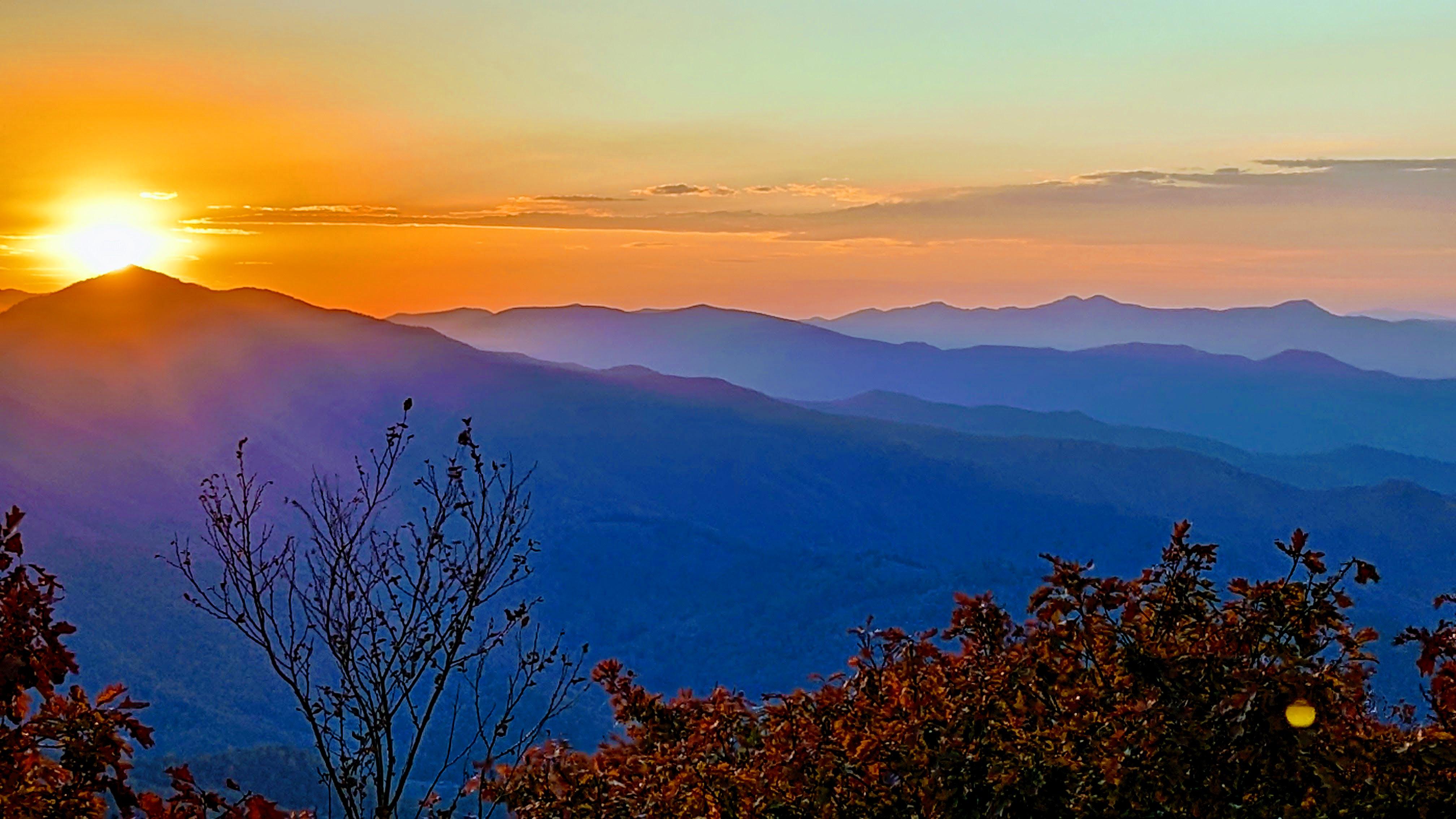 Sunset from top of Pisgah Mountain in North Carolina r/pics