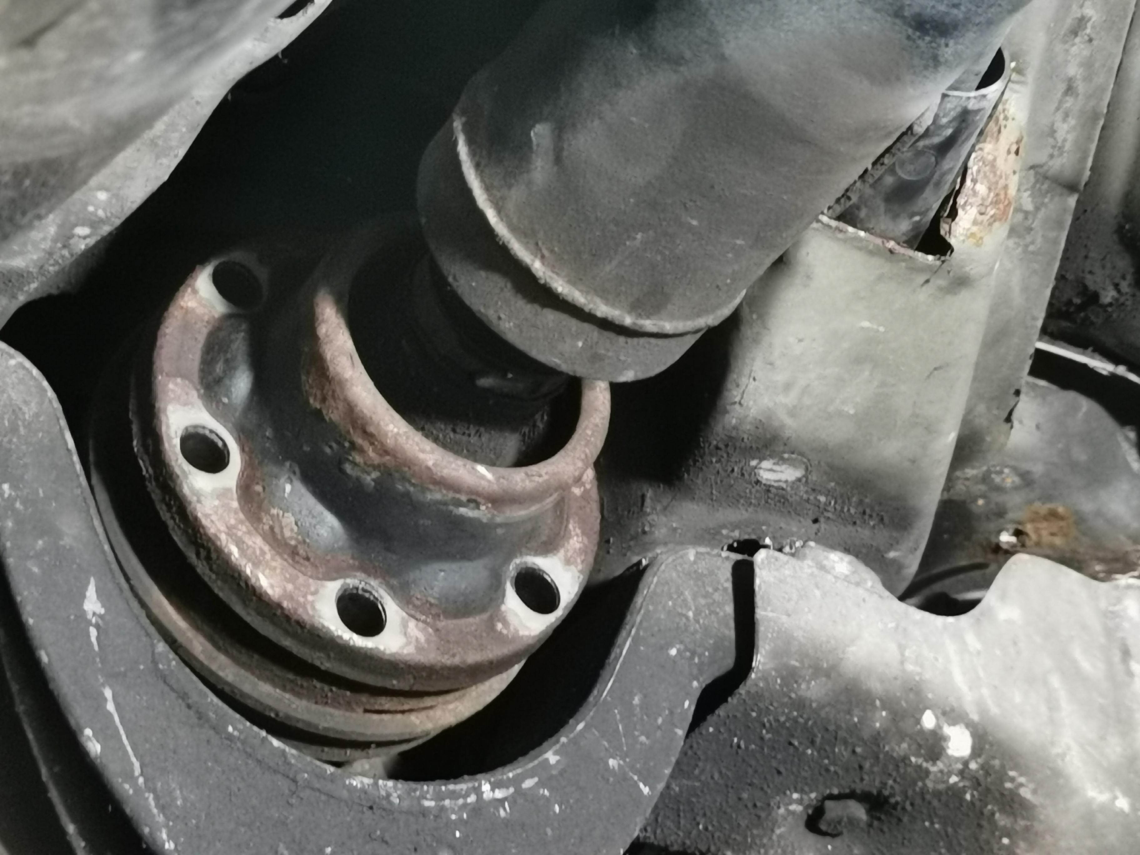 How to remove driveshaft from diff? All bolts removed, tried prying and