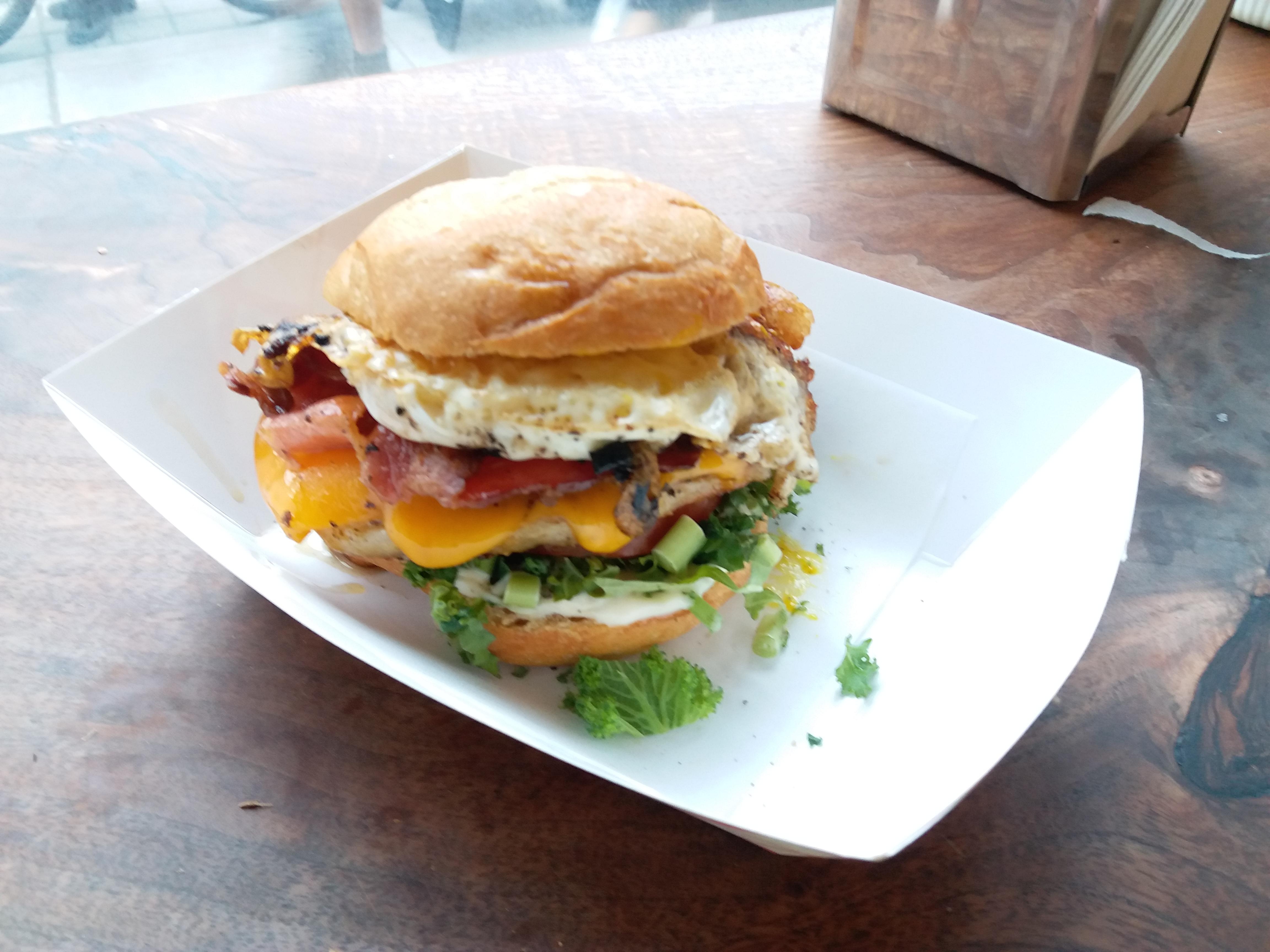 [OC] Fully Loaded Peameal sandwich (peameal, maple aioli, kale, tomato