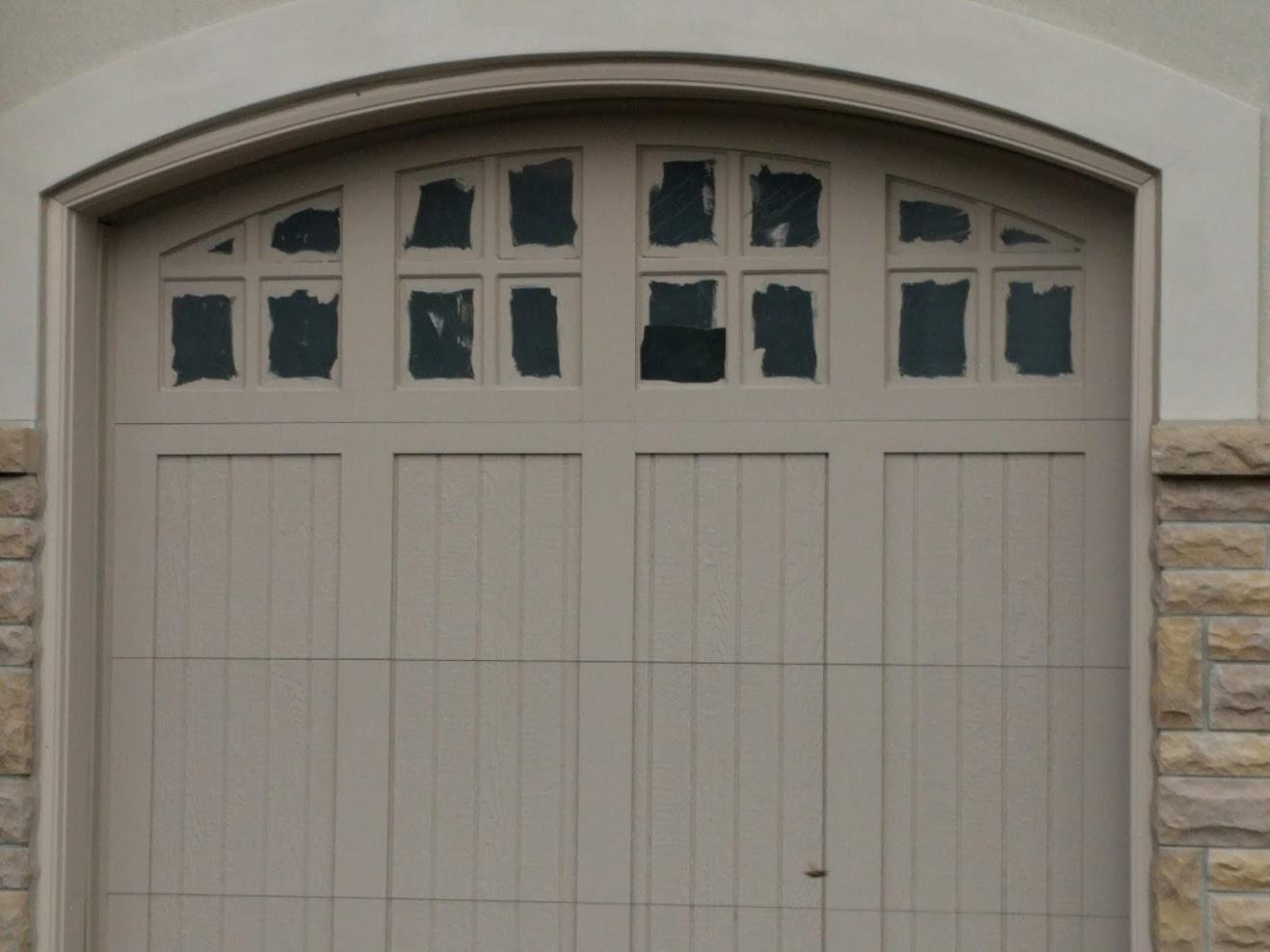 The windows on this garage door look painted on r/mildlyinteresting