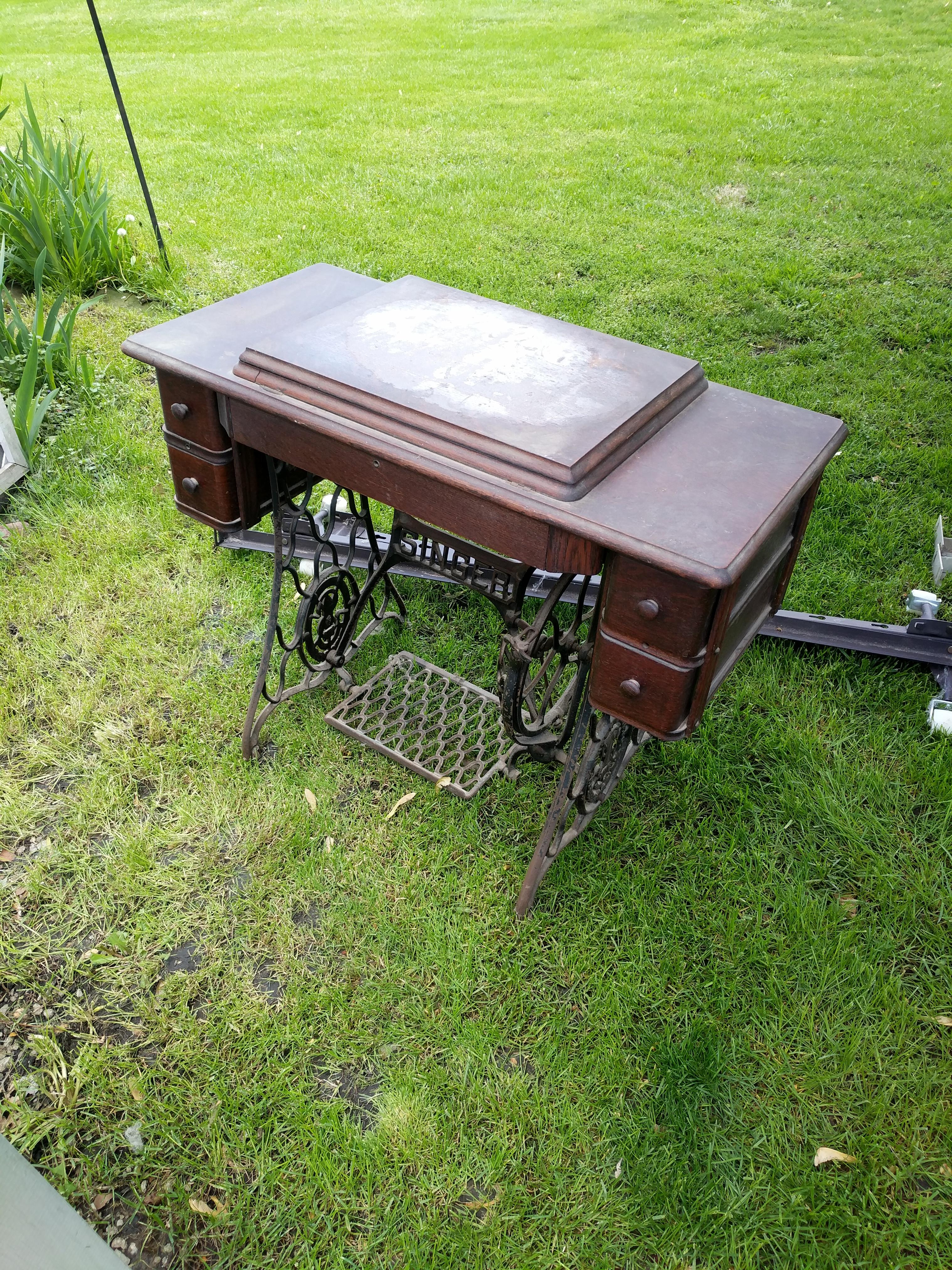 1910 Singer Sewing Machine with full Worth something
