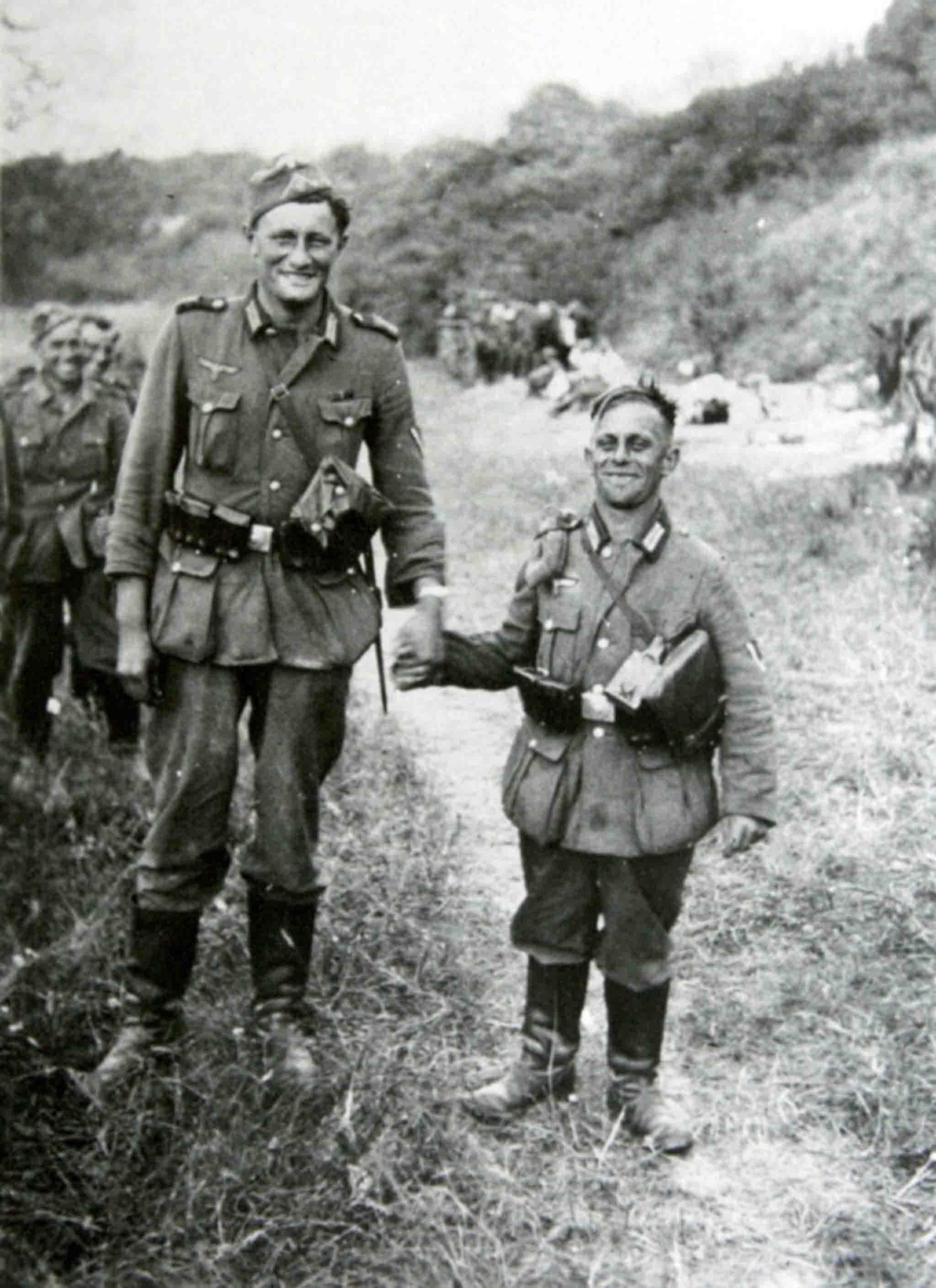 Two very different German soldiers 1940s [2048x2820] r/HistoryPorn