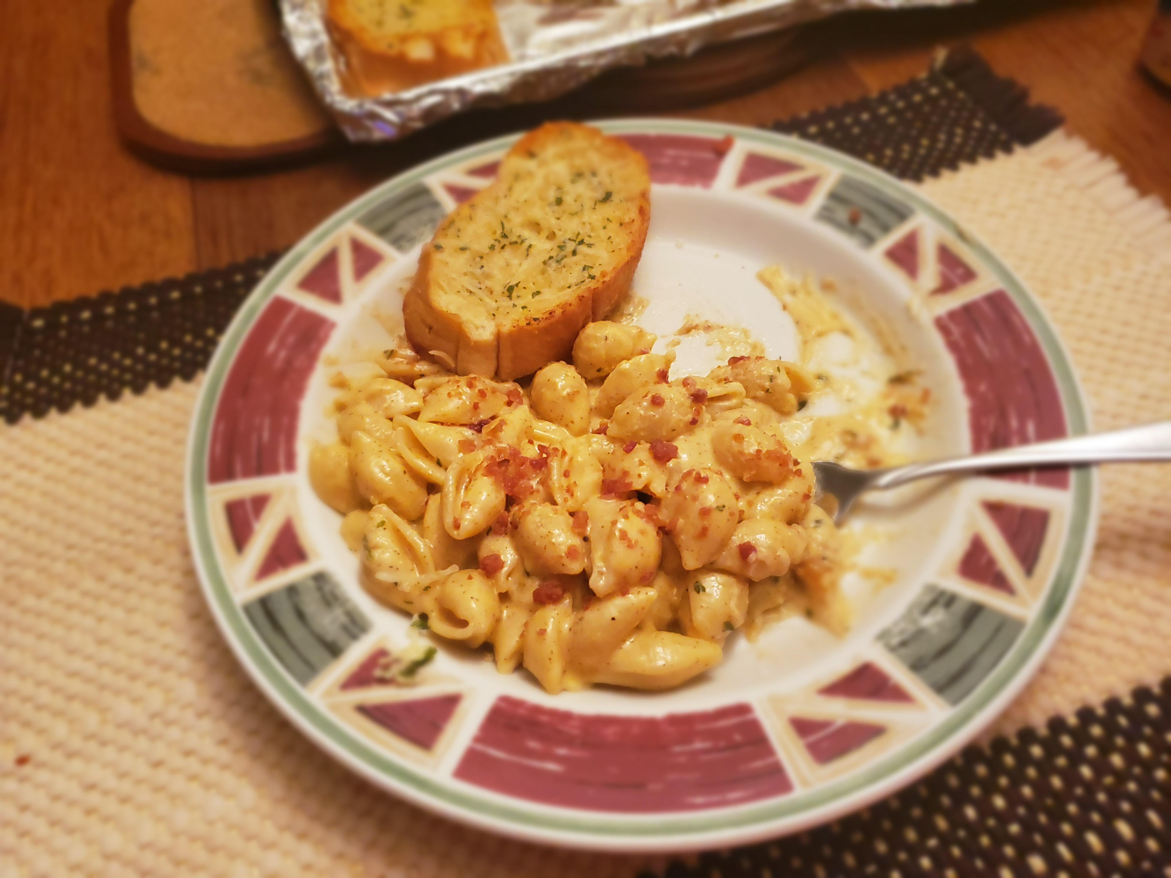 [Homemade] Six Cheese Macaroni and Cheese with Garlic Bread r/food