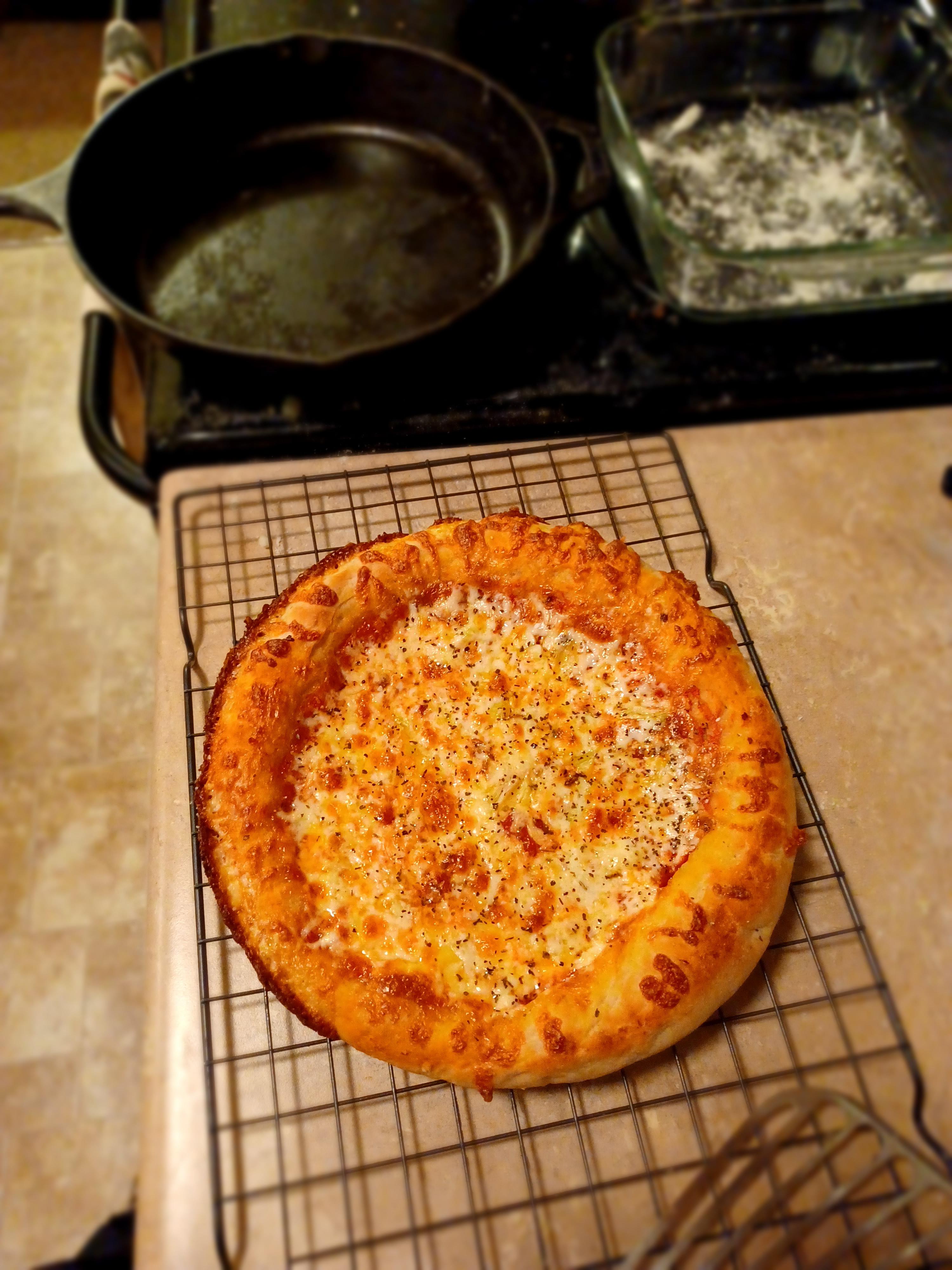 Cast iron pizza I made with homemade sauce & dough. r/Pizza